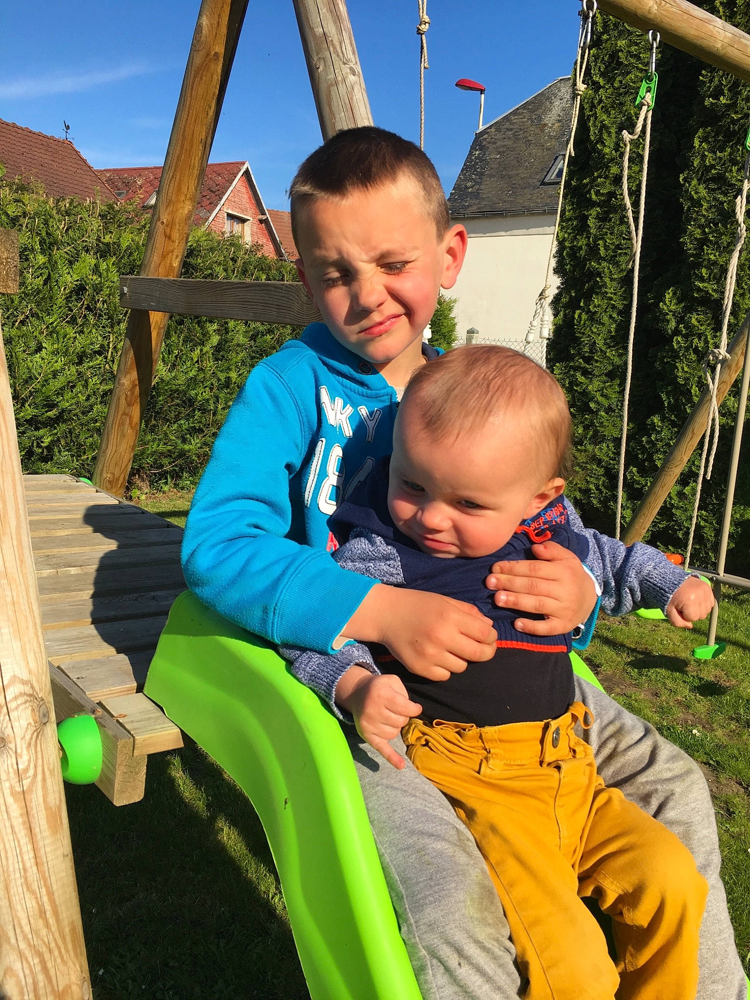 Theo a rejoint le concours — aidez-le/la à gagner de superbes lots ! child, fun, green, joy, leaf, leisure, outdoor_play_equipment, person, play, playground, public_space, recreation, skin, smile, swing, toddler, tree, vacation