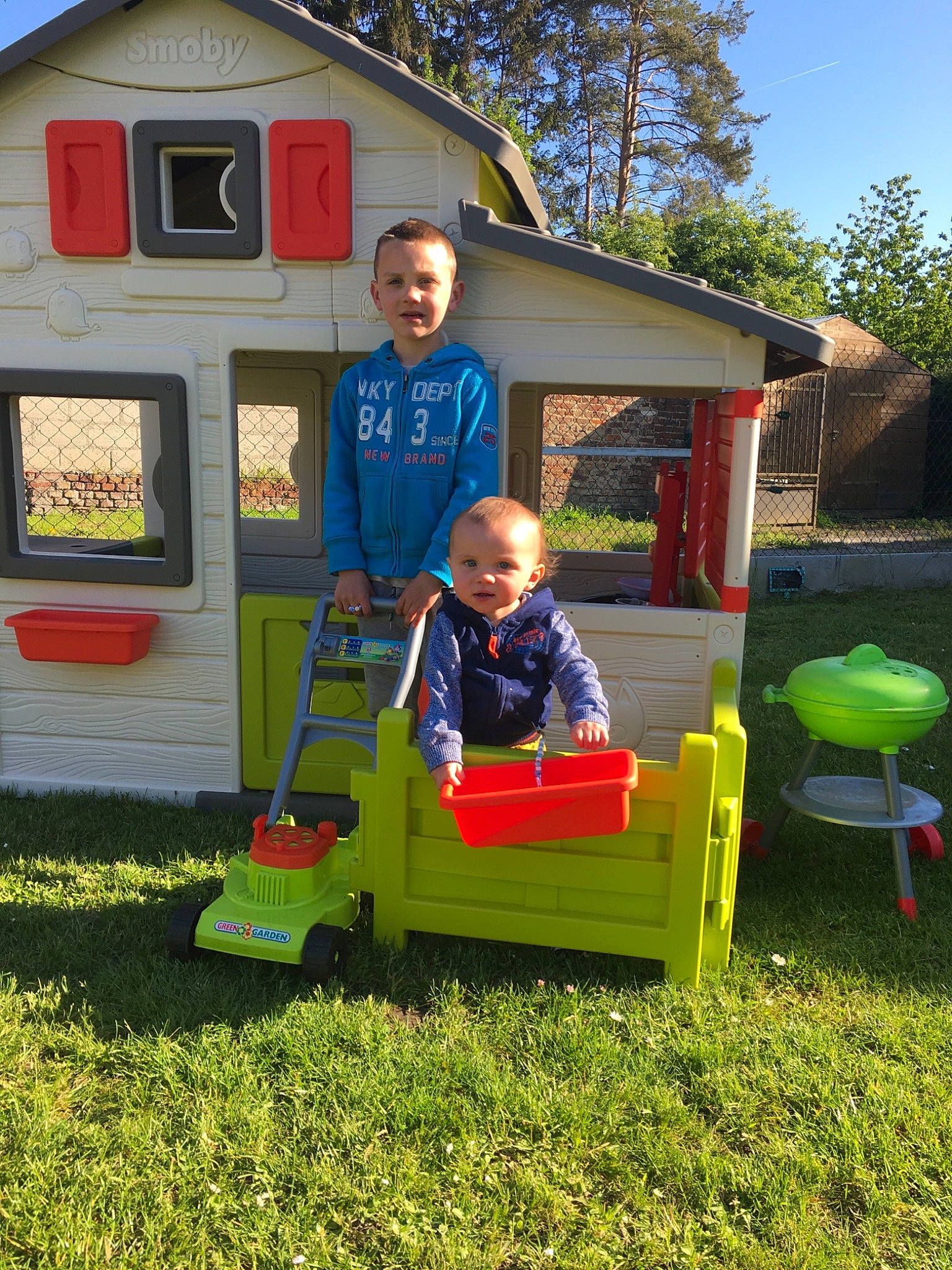 Theo a rejoint le concours — aidez-le/la à gagner de superbes lots ! backyard, child, cottage, fun, garden, grass, house, lawn, person, plant, play, shed, toddler, vehicle, yard