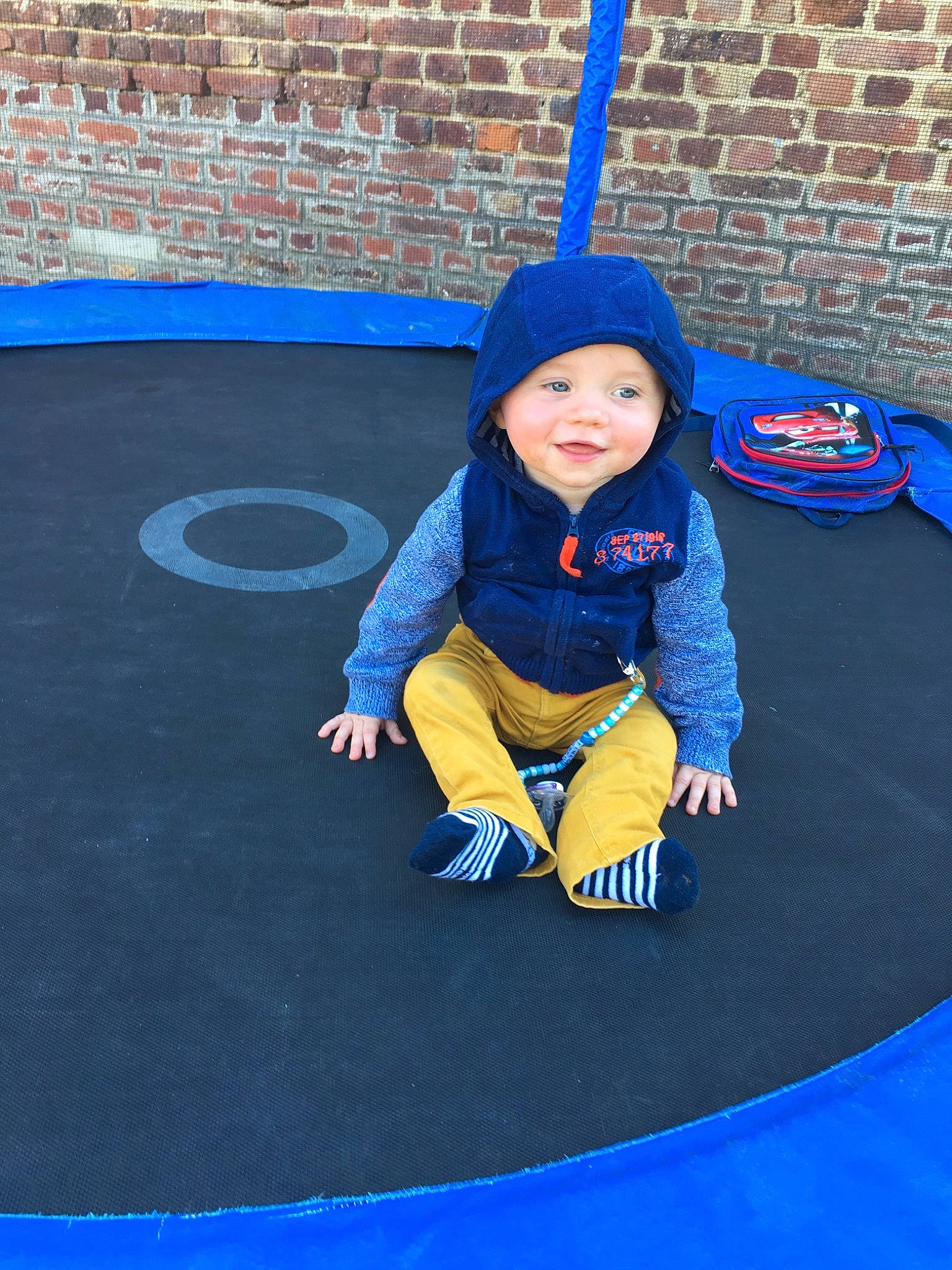 Timeo a rejoint le concours — aidez-le/la à gagner de superbes lots ! child, city, electric_blue, fun, outdoor_play_equipment, person, play, playground, public_space, recreation, smile, toddler, trampoline, trampolining_equipment_and_supplies