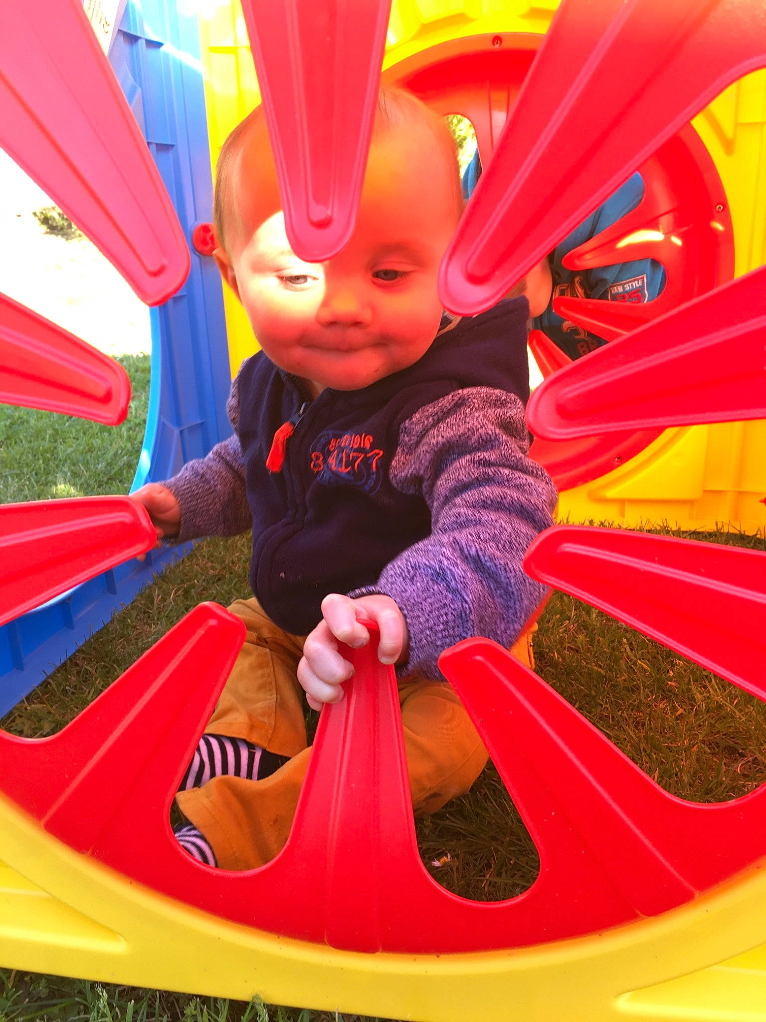 Timeo participe au concours pour gagner de l'argent avec cette photo : child, chute, fun, leisure, outdoor_play_equipment, person, play, playground, public_space, recreation, toddler