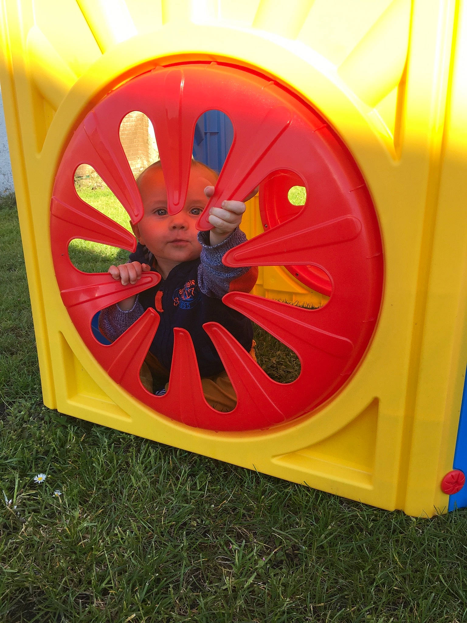 Timeo participe au concours pour gagner de l'argent avec cette photo : person, plastic, play, yellow
