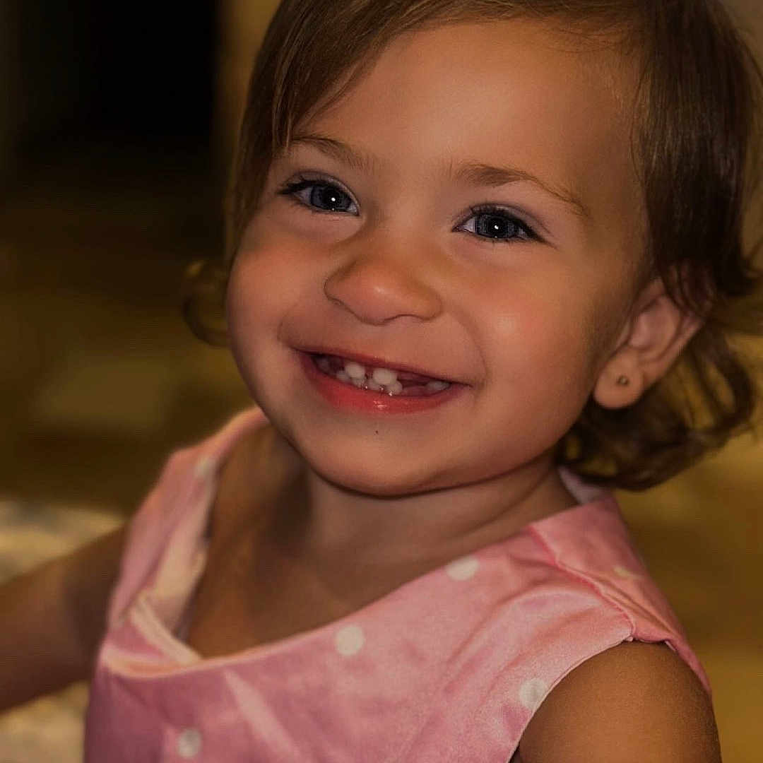 Louciana participe au concours pour gagner de l'argent avec cette photo : baby, cheerful, child, close_up, curly_hair, cute, earring, expression, face, happy, indoor, person, pink_dress, polka_dot, portrait, short_hair, skin, smile, toddler, young_child