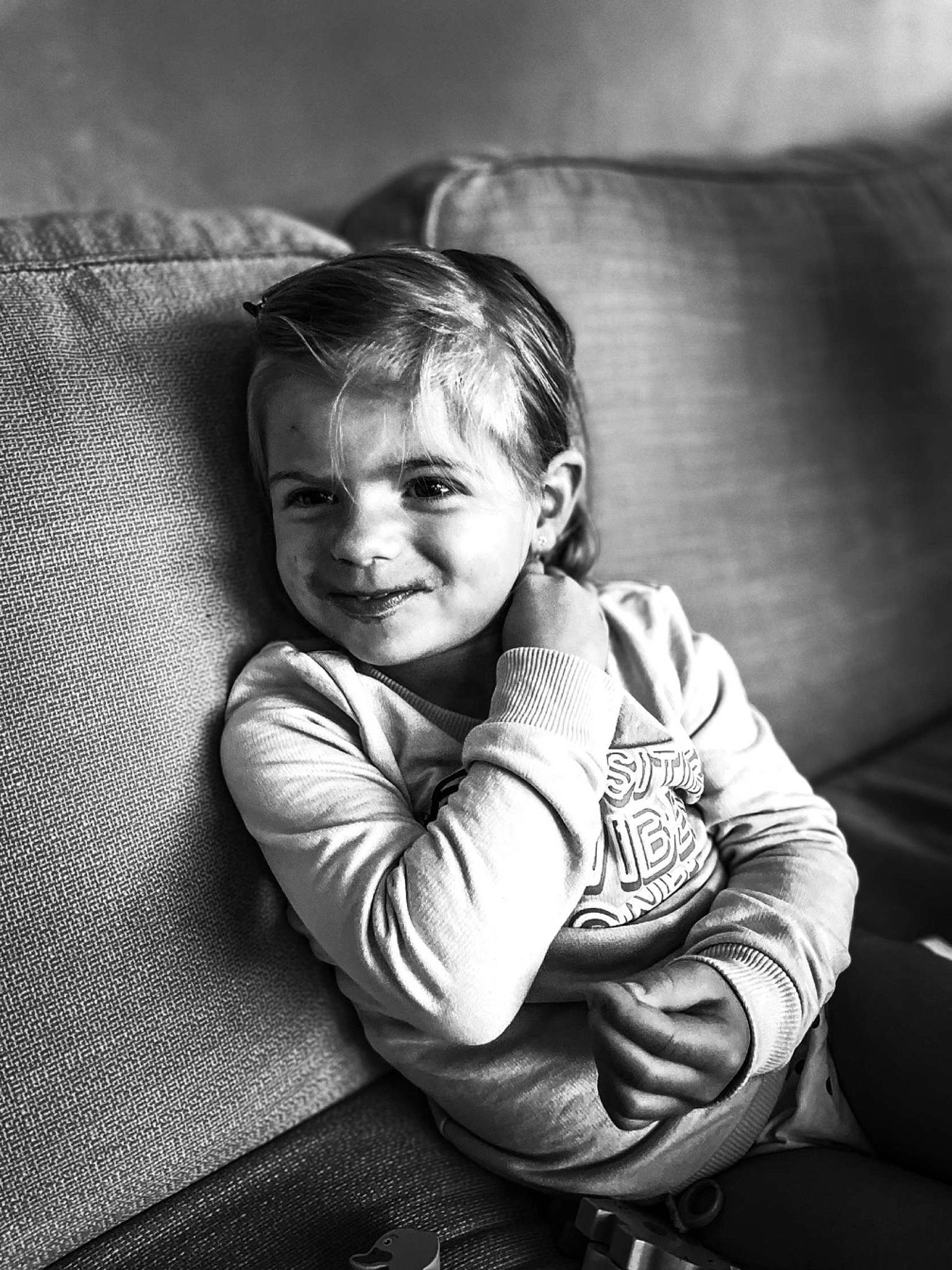 Elyna a rejoint le concours — aidez-le/la à gagner de superbes lots ! arm, black, black_and_white, comfort, eye, flash_photography, gesture, grey, hair, hand, happy, head, human, joy, nose, organ, person, sleeve, smile, style