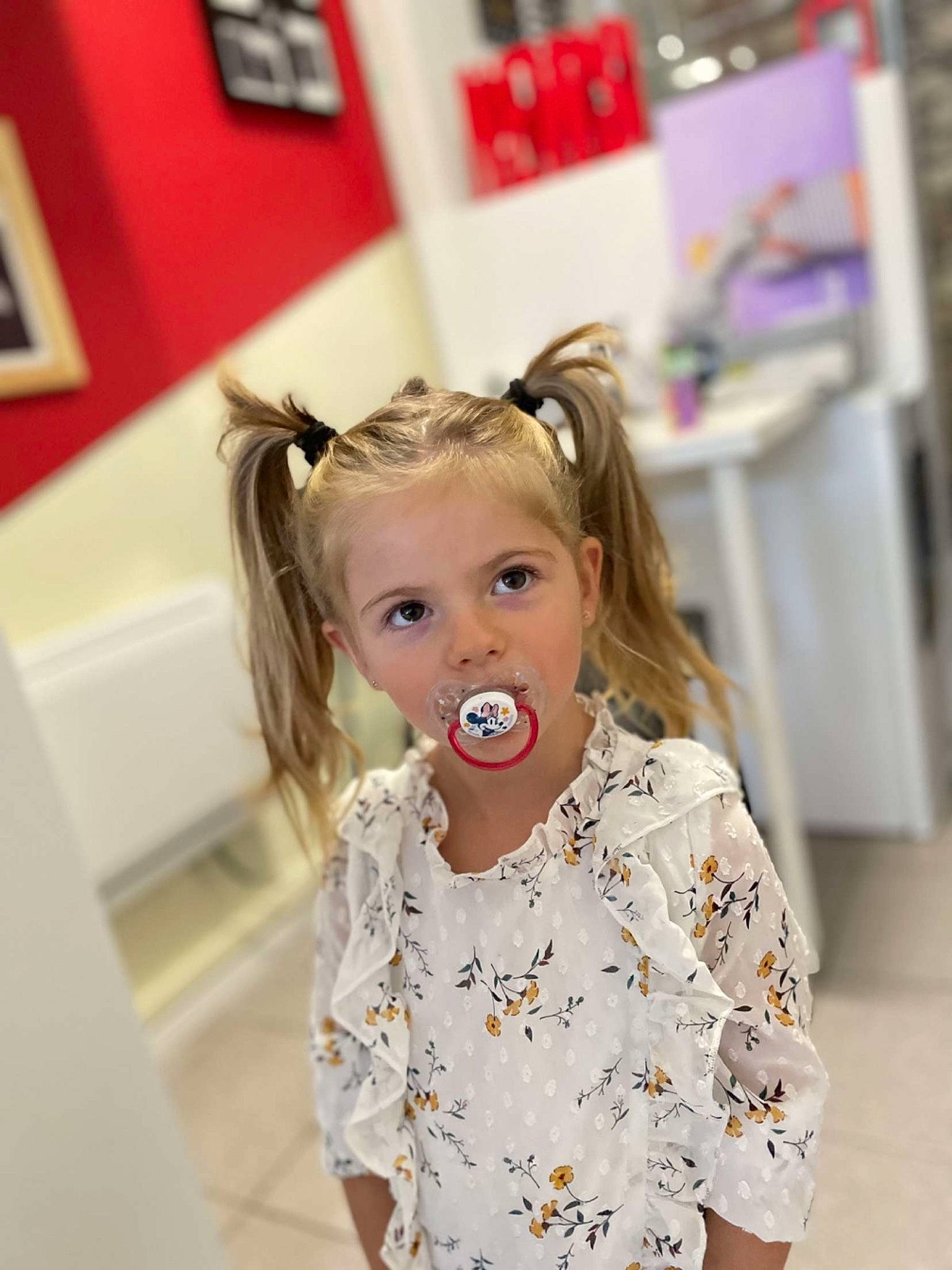 Elyna a rejoint le concours — aidez-le/la à gagner de superbes lots ! baby_toddler_clothing, blond, brown_hair, cheek, child, event, eyelash, fashion_accessory, fashion_design, fun, hair, happy, jewellery, lip, neck, necklace, person, skin, sleeve, street_fashion