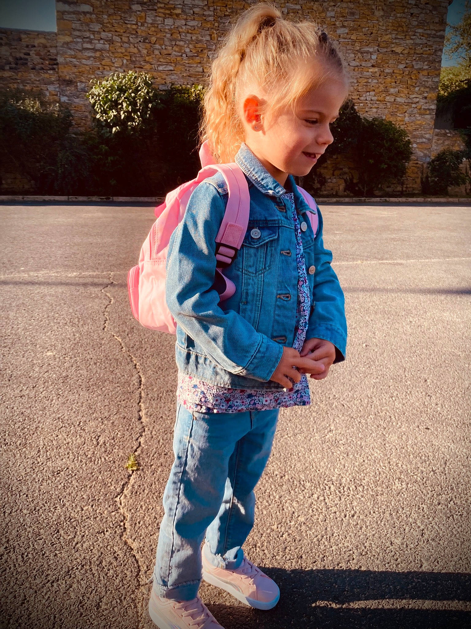 Elyna a rejoint le concours — aidez-le/la à gagner de superbes lots ! baby, baby_toddler_clothing, blond, denim, electric_blue, grass, happy, human_leg, joy, leg, leisure, pattern, people_in_nature, person, sleeve, sneakers, sportswear, street_fashion, t_shirt, tints_and_shades