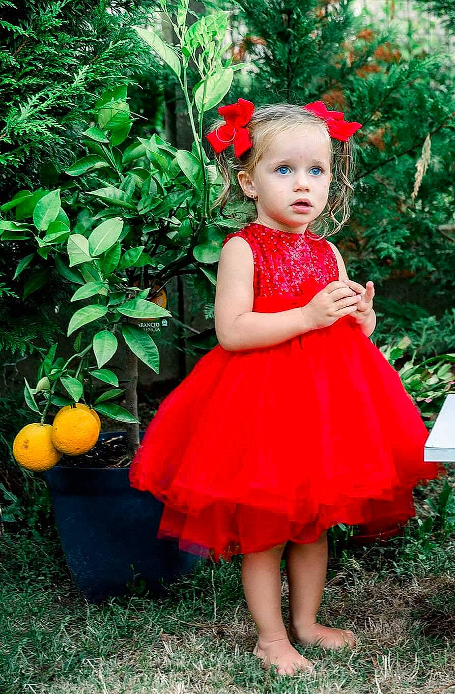 Mélanie participe au concours pour gagner de l'argent avec cette photo : child, child_model, clothing, costume, dress, formal_wear, person, photography, plant, red, smile, toddler