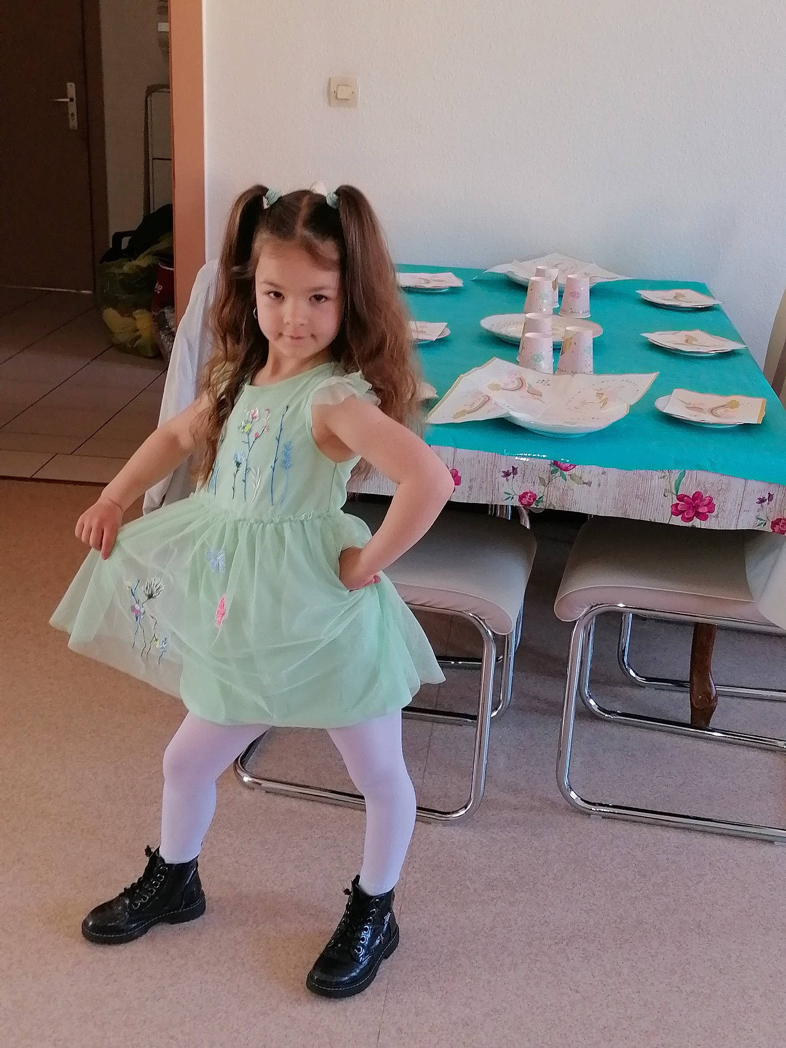 Gloria a rejoint le concours — aidez-le/la à gagner de superbes lots ! aqua, beauty, day_dress, desk, dress, event, fashion_design, floor, flooring, fun, happy, high_heels, human_leg, joint, leisure, person, pink, sandal, shoe, shoulder