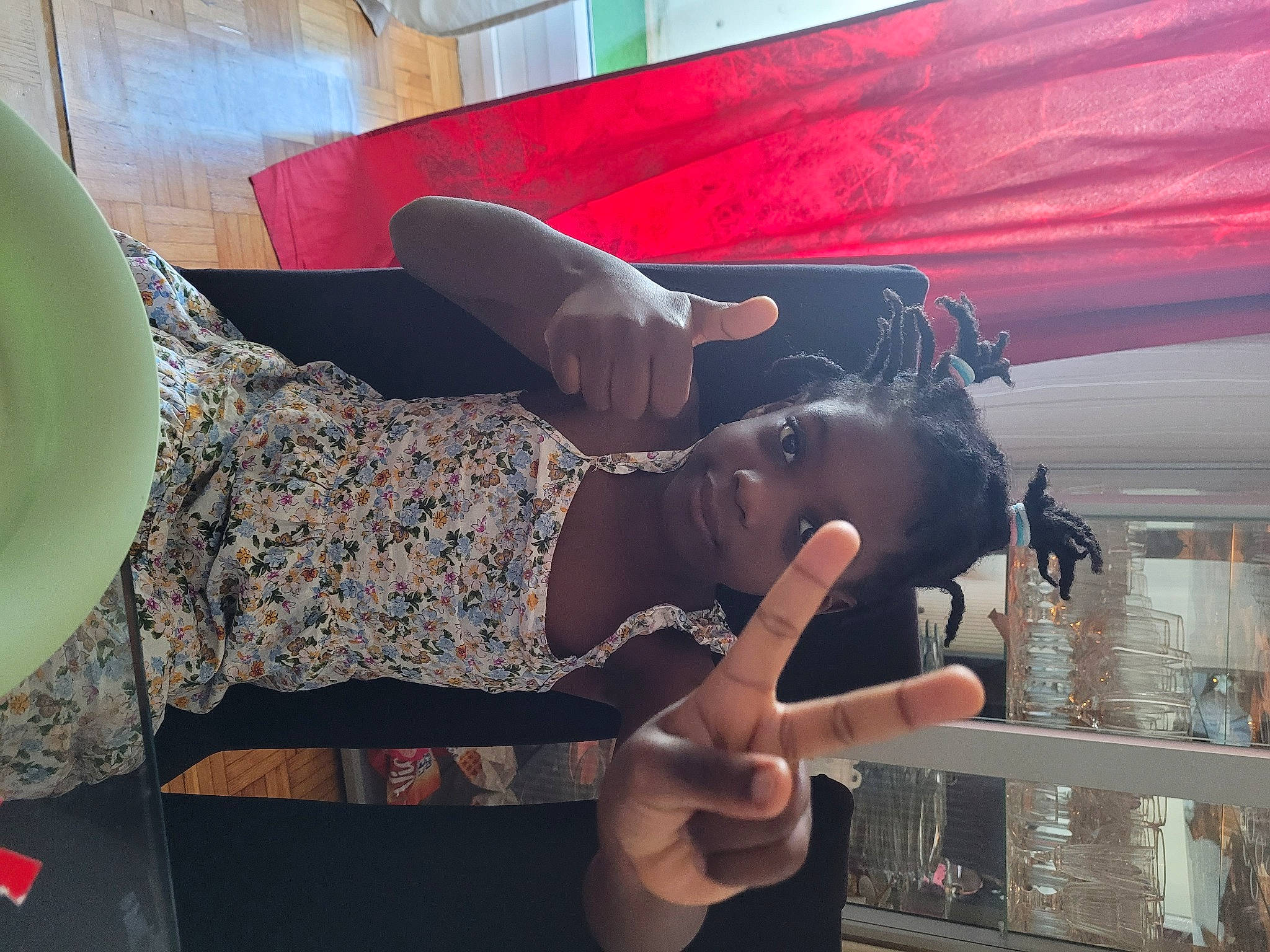 Elyane participe au concours pour gagner de l'argent avec cette photo : camera, child, comfort, eyewear, fashion_accessory, flooring, fun, gesture, guitar, happy, leisure, magenta, musical_instrument, nail, person, plucked_string_instruments, room, selfie, sitting, thigh