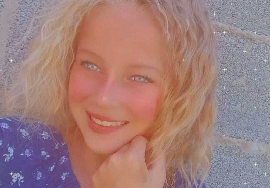 Celia a rejoint le concours — aidez-le/la à gagner de superbes lots ! blond, brown_hair, child, close_up, electric_blue, eyebrow, eyelash, flash_photography, fun, grass, happy, iris, joy, layered_hair, lip, long_hair, nose, person, portrait_photography, skin