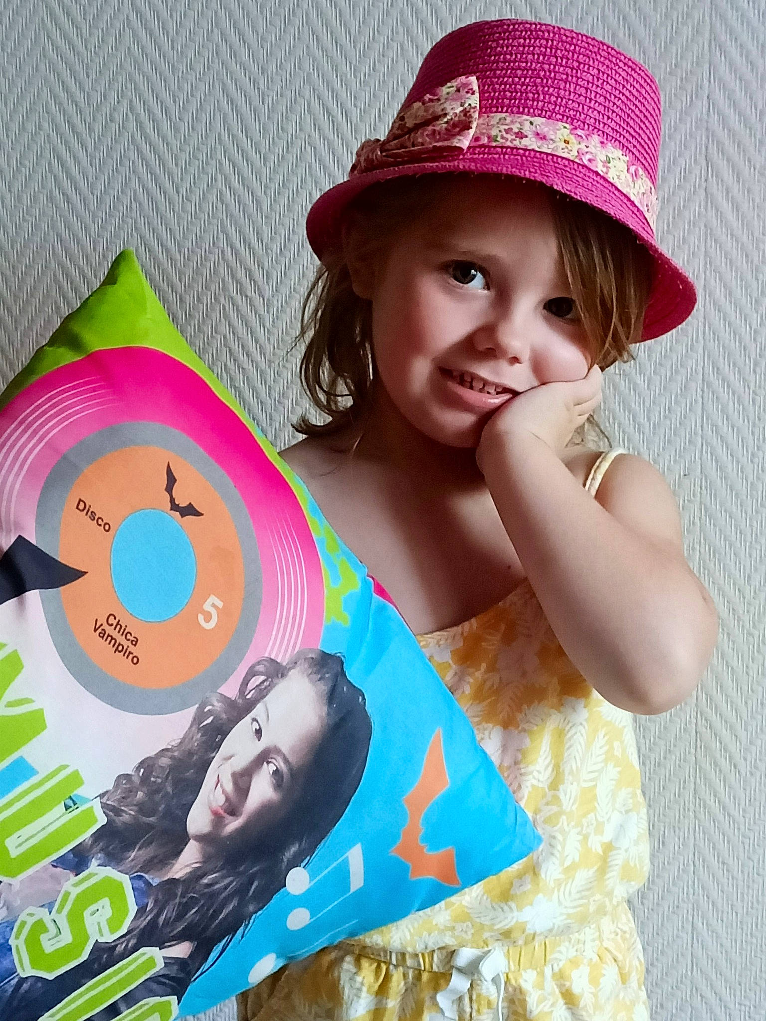 Maellya a rejoint le concours — aidez-le/la à gagner de superbes lots ! beauty, black_hair, brown_hair, cap, child, cool, facial_expression, fashion_accessory, fedora, flash_photography, fun, happy, hat, headwear, joy, magenta, pattern, people_in_nature, person, pink