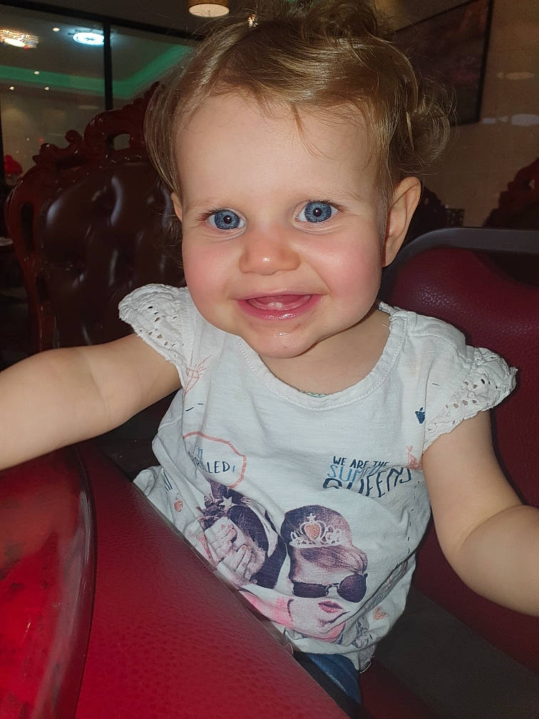 Kimberley a rejoint le concours — aidez-le/la à gagner de superbes lots ! baby, blond, cheek, child, chin, eye, face, facial_expression, forehead, fun, hair, head, iris, joy, lip, nose, person, skin, smile, t_shirt