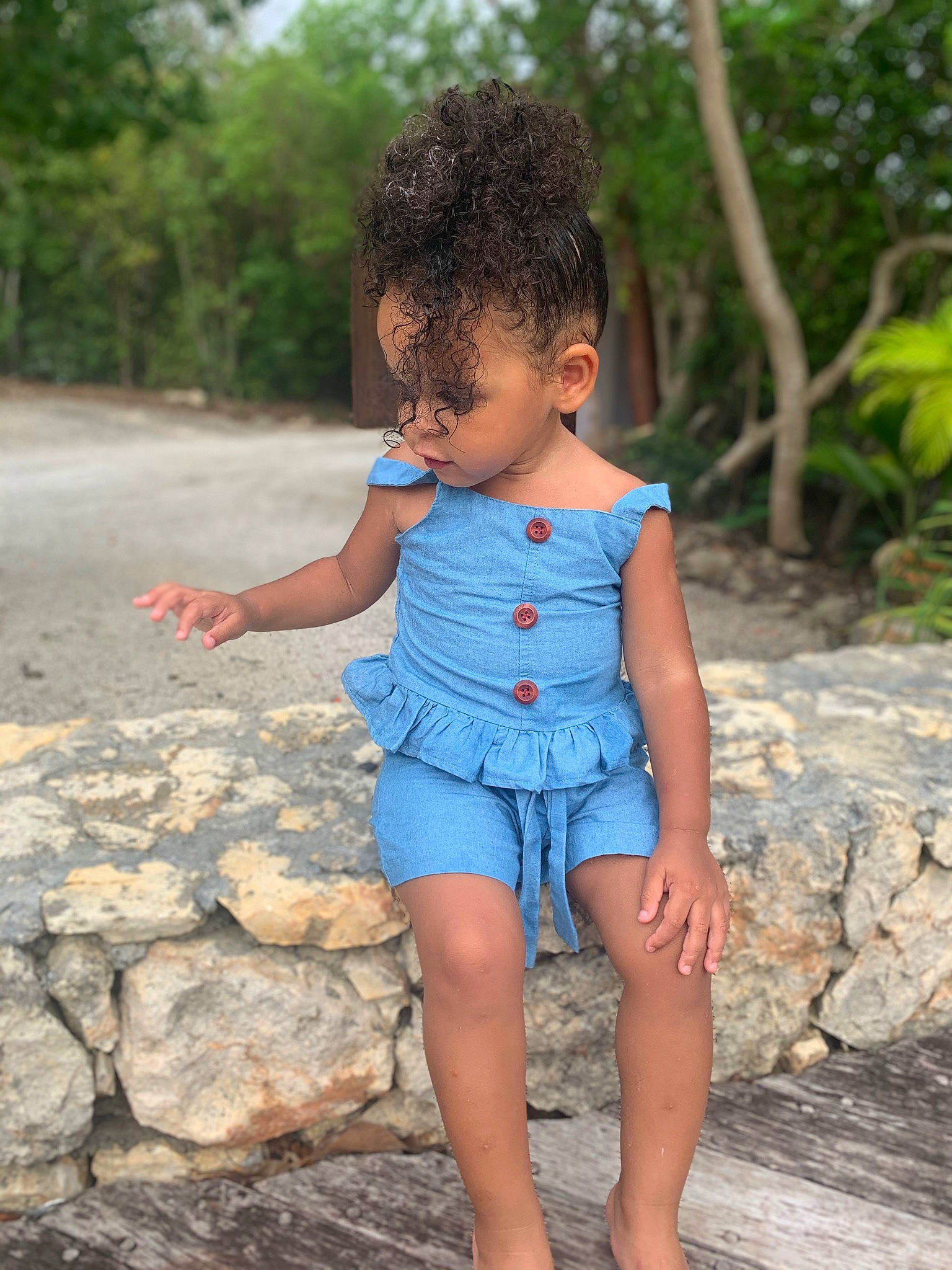 Keylia a rejoint le concours — aidez-le/la à gagner de superbes lots ! baby_toddler_clothing, barefoot, day_dress, denim, dress, grass, hair, happy, leg, leisure, neck, people_in_nature, person, plant, shoulder, sleeve, thigh, toddler, tree, trunk