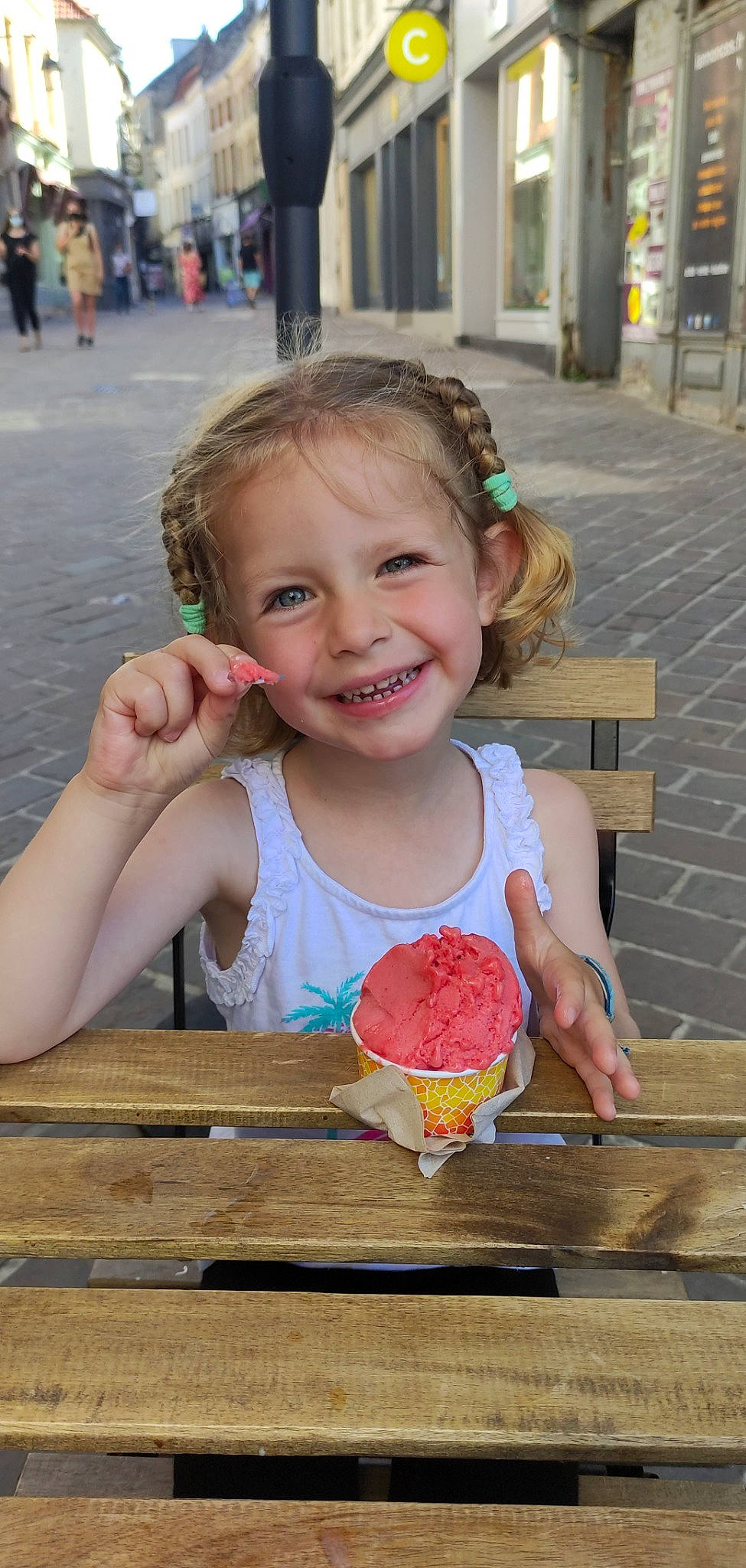 Chloé a rejoint le concours — aidez-le/la à gagner de superbes lots ! baby, baby_toddler_clothing, child, dessert, eating, event, finger, frozen_dessert, fun, happy, human, ingredient, joy, leisure, people, person, pink, recreation, smile, summer