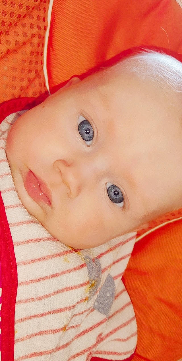 Malïa a rejoint le concours — aidez-le/la à gagner de superbes lots ! baby, cheek, chin, eye, eyebrow, eyelash, face, facial_expression, forehead, head, human_body, iris, lip, mouth, nose, orange, person, pink, product, skin