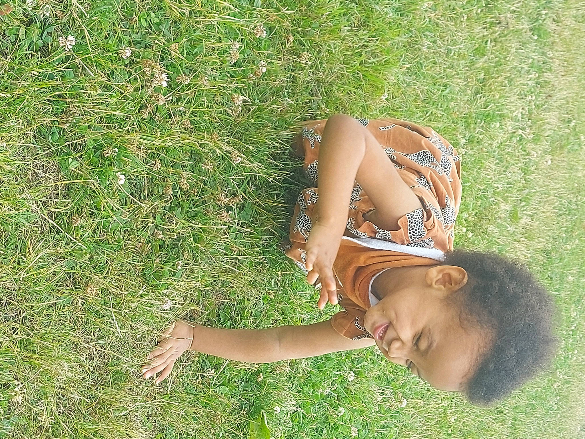 Asma participe au concours pour gagner de l'argent avec cette photo : elbow, field, grass, grass_family, grassland, groundcover, happy, human_leg, knee, lawn, leaf, leisure, meadow, people_in_nature, person, plant, prairie, summer, thigh, tree