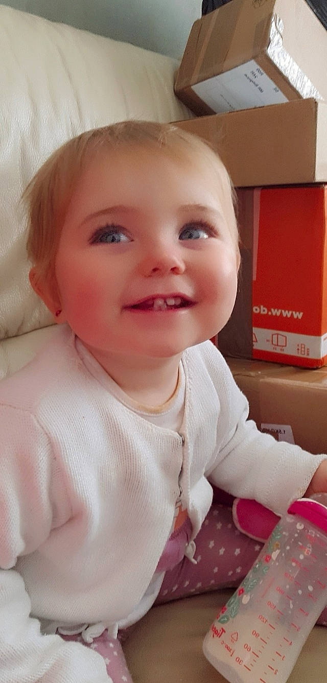 Tessa participe au concours pour gagner de l'argent avec cette photo : baby, baby_toddler_clothing, beauty, blond, cheek, child, chin, eye, eyebrow, eyelash, happy, iris, joy, lip, mouth, nose, person, pink, skin, sleeve