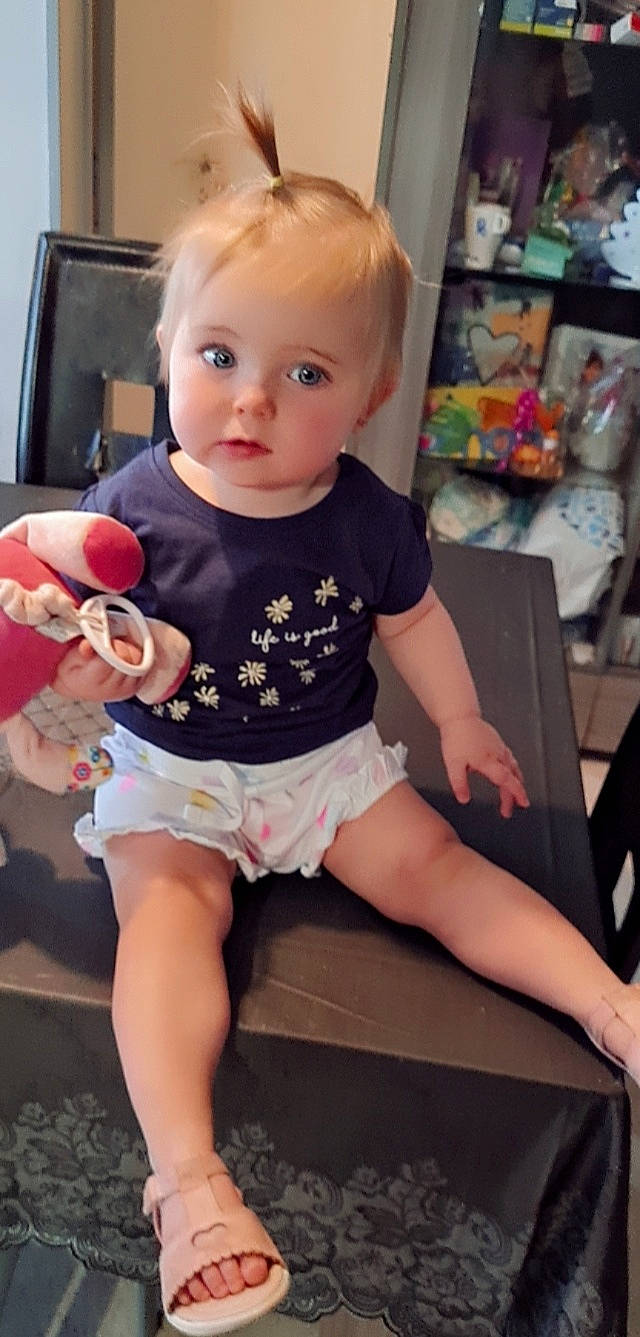 Tessa a rejoint le concours — aidez-le/la à gagner de superbes lots ! baby_toddler_clothing, cheek, eye, face, finger, hairstyle, hand, head, iris, joint, knee, lap, person, pink, shorts, shoulder, skin, sleeve, standing, thigh