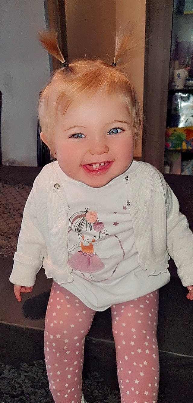 Tessa a rejoint le concours — aidez-le/la à gagner de superbes lots ! baby, baby_toddler_clothing, cheek, clothing, cool, eye, eyelash, hairstyle, happy, iris, joy, lip, neck, person, pink, shelf, skin, sleeve, smile, standing