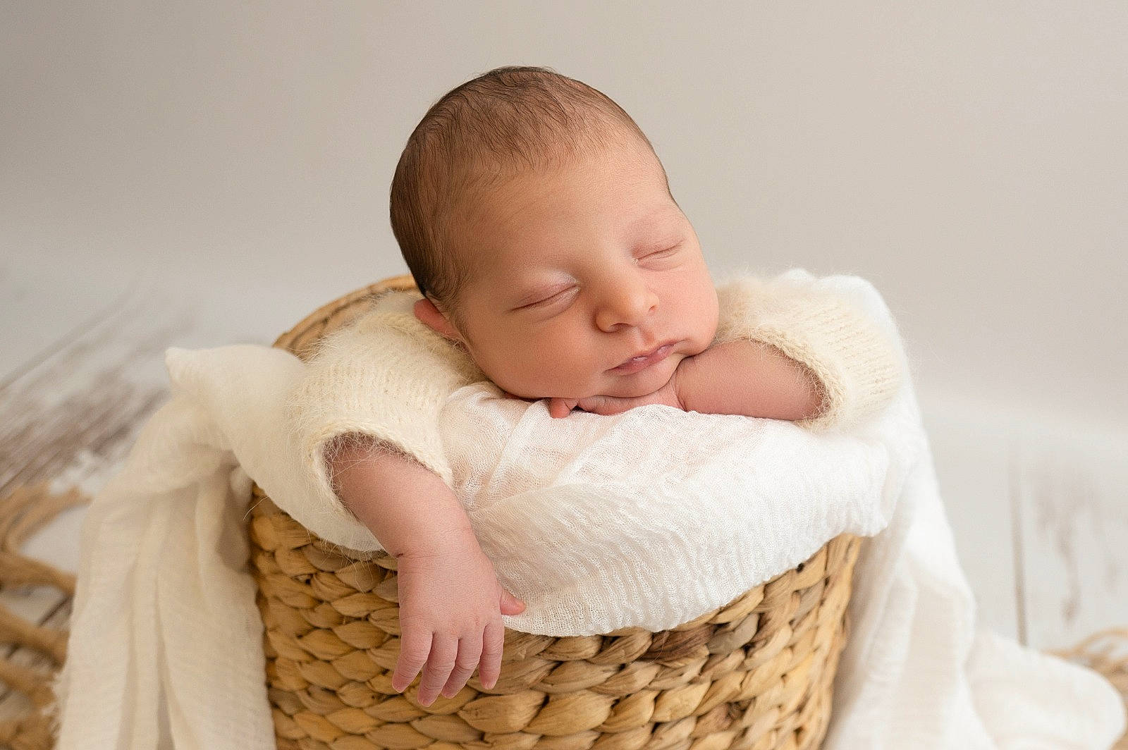 Loyd a rejoint le concours — aidez-le/la à gagner de superbes lots ! baby, baby_products, baby_sleeping, baby_toddler_clothing, basket, child, comfort, face, fashion_accessory, happy, linens, pattern, person, picnic_basket, sitting, skin, sleeve, storage_basket, toddler, wicker