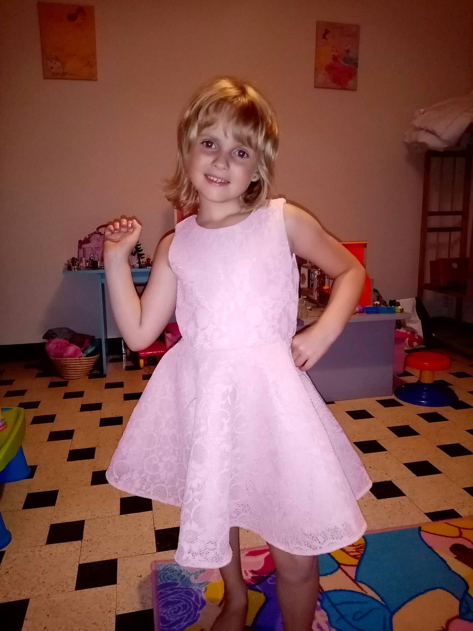 Lilou participe au concours pour gagner de l'argent avec cette photo : dress, finger, floor, flooring, fun, happy, human_leg, joint, joy, knee, leg, one_piece_garment, person, picture_frame, pink, purple, smile, standing, thigh, toddler