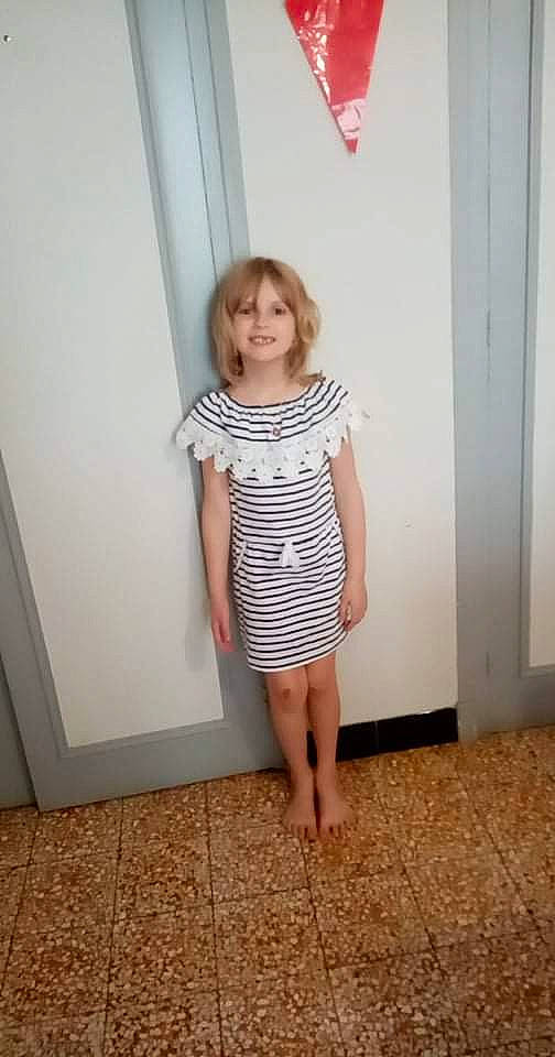 Lilou participe au concours pour gagner de l'argent avec cette photo : baby_toddler_clothing, barefoot, day_dress, door, elbow, fashion_design, flooring, happy, human_leg, joy, knee, leg, neck, one_piece_garment, pattern, person, sleeve, smile, t_shirt, toddler