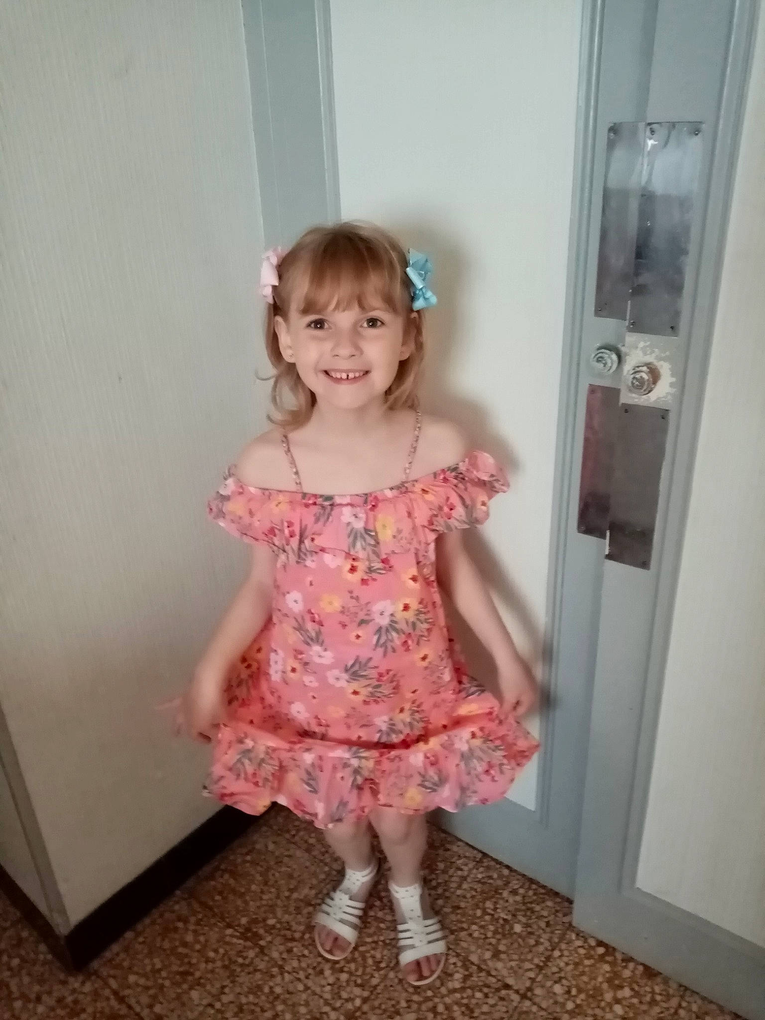 Lilou a rejoint le concours — aidez-le/la à gagner de superbes lots ! arm, baby_toddler_clothing, clothing, day_dress, dress, face, facial_expression, floor, hair, hand, head, human_body, joint, joy, one_piece_garment, person, pink, shoulder, skin, sleeve