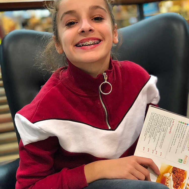 Axelle participe au concours pour gagner de l'argent avec cette photo : beauty, child, facial_expression, fun, girl, joy, lady, person, red, sitting, smile