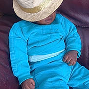 Dany a rejoint le concours — aidez-le/la à gagner de superbes lots ! baby, child, hat, turquoise_clothing, sitting, couch, leather, hand, face_partial, indoor, relaxing, cute, young_child, blue_outfit, fashion, headwear, portrait, furniture, skin, infant