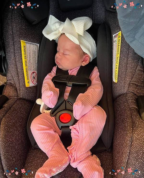 Aries is registered to the contest to win money with this photo: auto_part, baby, baby_carriage, baby_in_car_seat, baby_products, baby_safety, baby_toddler_clothing, car_seat, carmine, child, comfort, lap, pattern, person, personal_protective_equipment, seat_belt, sitting, sleeve, thigh, thumb