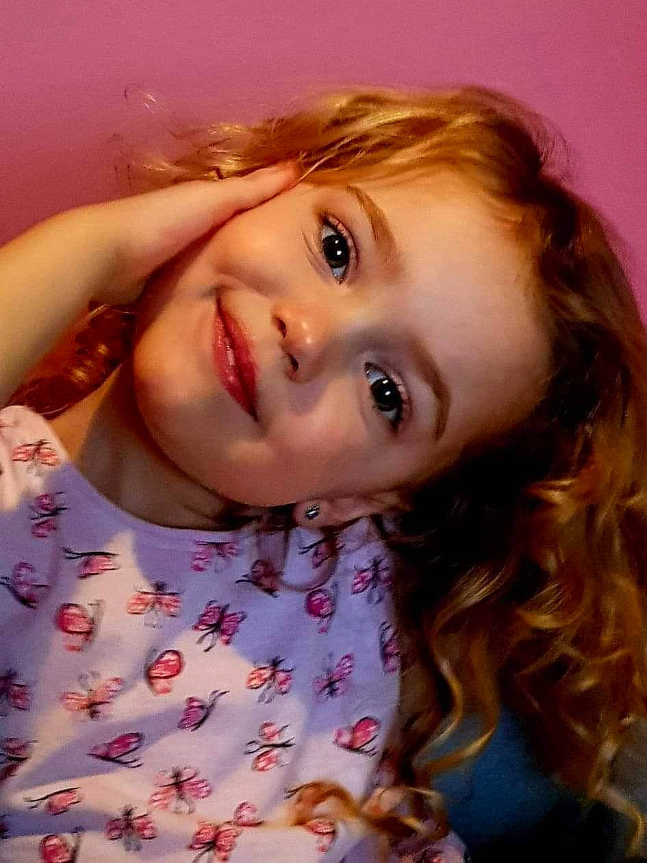 Selena participe au concours pour gagner de l'argent avec cette photo : beauty, blond, brown_hair, cheek, child, chin, eye, eyebrow, face, forehead, fun, hair, hairstyle, head, joy, lip, long_hair, mouth, nose, person