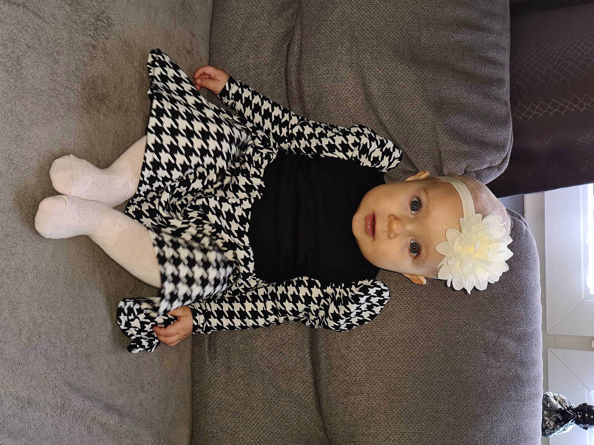 Hope a rejoint le concours — aidez-le/la à gagner de superbes lots ! arm, baby, baby_products, baby_toddler_clothing, child, comfort, hand, headgear, headwear, human_leg, linens, one_piece_garment, pattern, person, room, sitting, sleeve, textile, toddler, wood