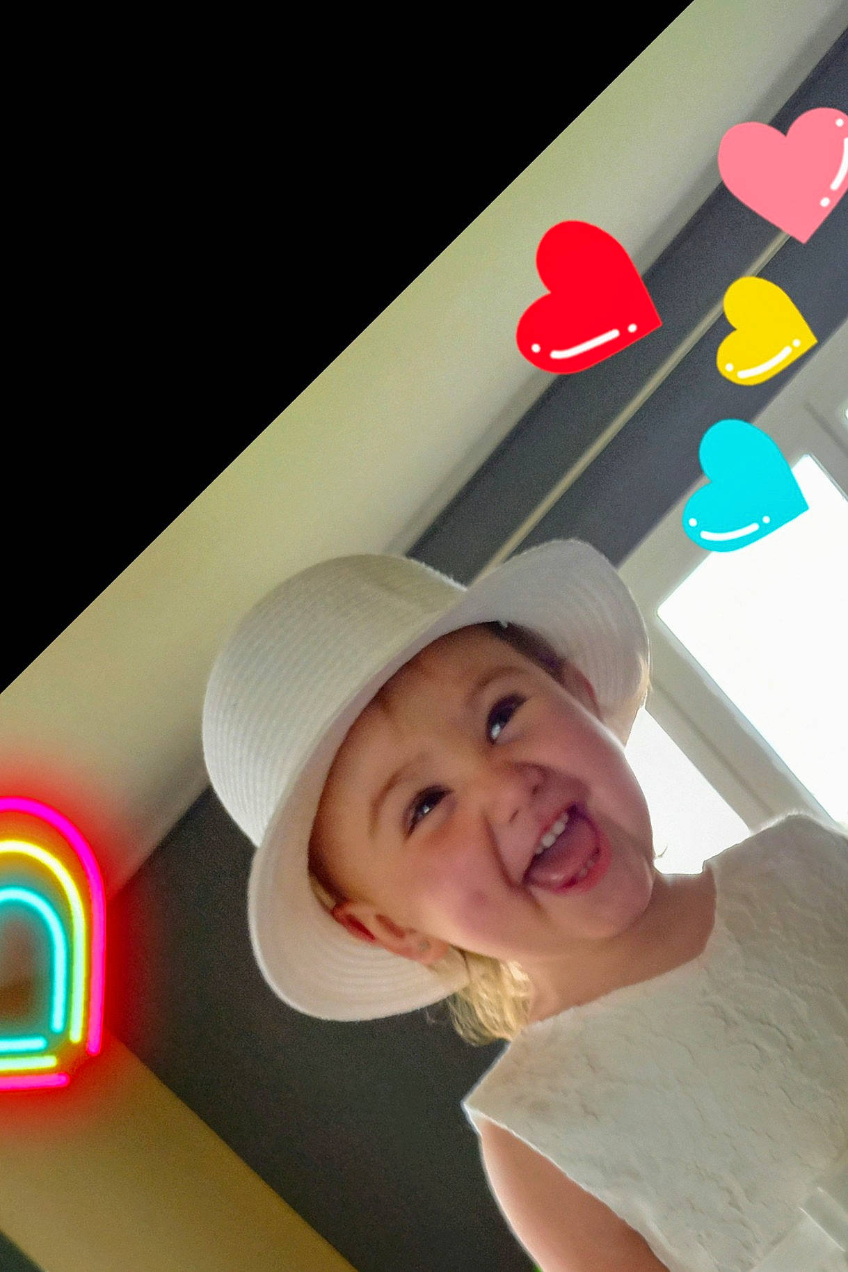 éva participe au concours pour gagner de l'argent avec cette photo : baby, baseball_cap, cap, circle, event, fashion_accessory, finger, fun, gesture, happy, hat, headwear, leisure, lighting, magenta, party_supply, person, pink, selfie, smile