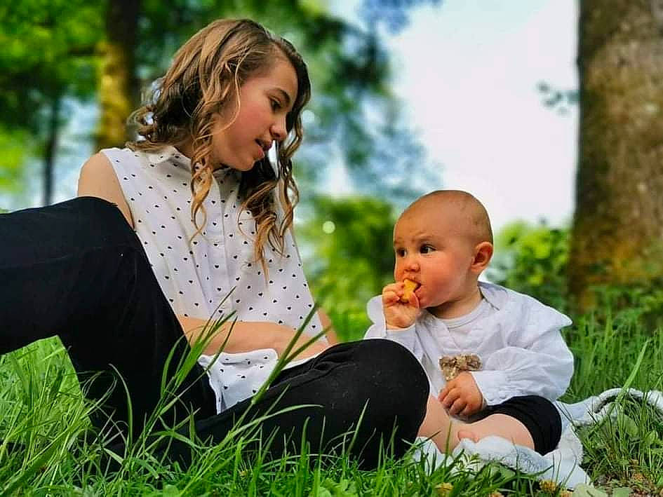 Victoire participe au concours pour gagner de l'argent avec cette photo : baby, face, facial_expression, flash_photography, fun, grass, hairstyle, happy, head, lawn, leisure, meadow, people_in_nature, person, plant, recreation, summer, sunlight, t_shirt, toddler
