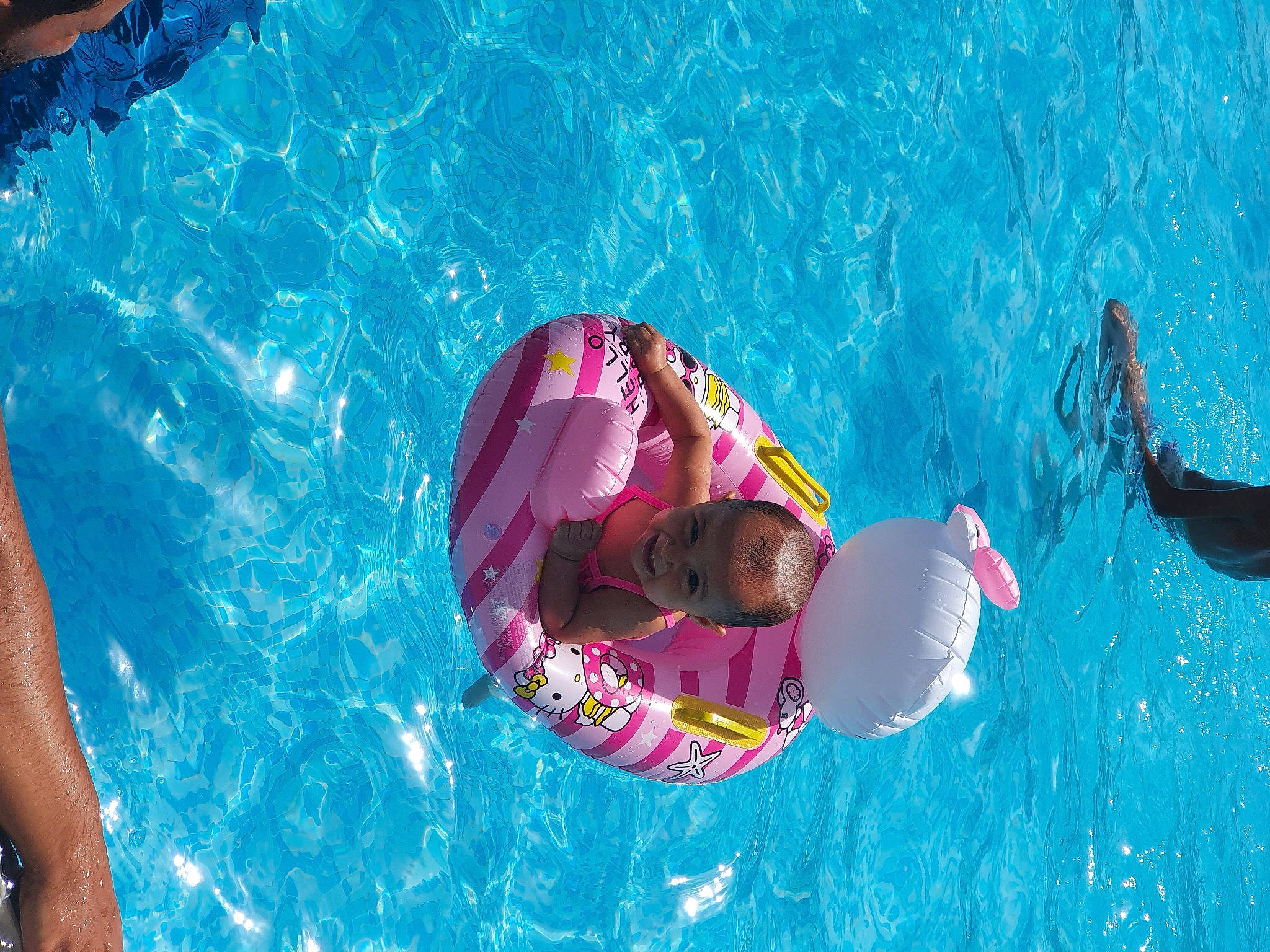 Nour a rejoint le concours — aidez-le/la à gagner de superbes lots ! aqua, azure, baby, body_of_water, child, event, fun, games, happy, joy, leisure, nonbuilding_structure, outdoor_recreation, person, personal_protective_equipment, pink, play, recreation, smile, swimming_pool