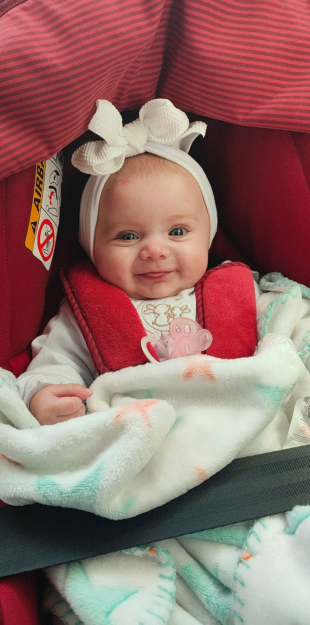 Lylou participe au concours pour gagner de l'argent avec cette photo : baby, baby_toddler_clothing, cheek, chin, comfort, eye, eyebrow, face, facial_expression, head, iris, joy, outerwear, person, pink, product, skin, sleeve, smile, textile