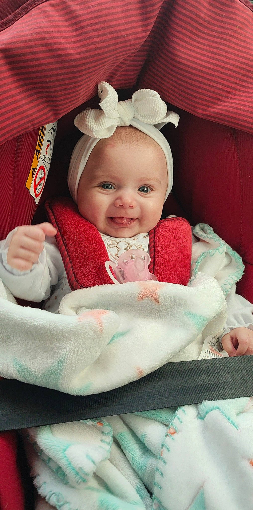 Lylou a rejoint le concours — aidez-le/la à gagner de superbes lots ! baby, baby_products, baby_toddler_clothing, cheek, child, comfort, dress, event, eye, fashion_accessory, happy, human_body, iris, linens, person, room, skin, sleeve, smile, textile