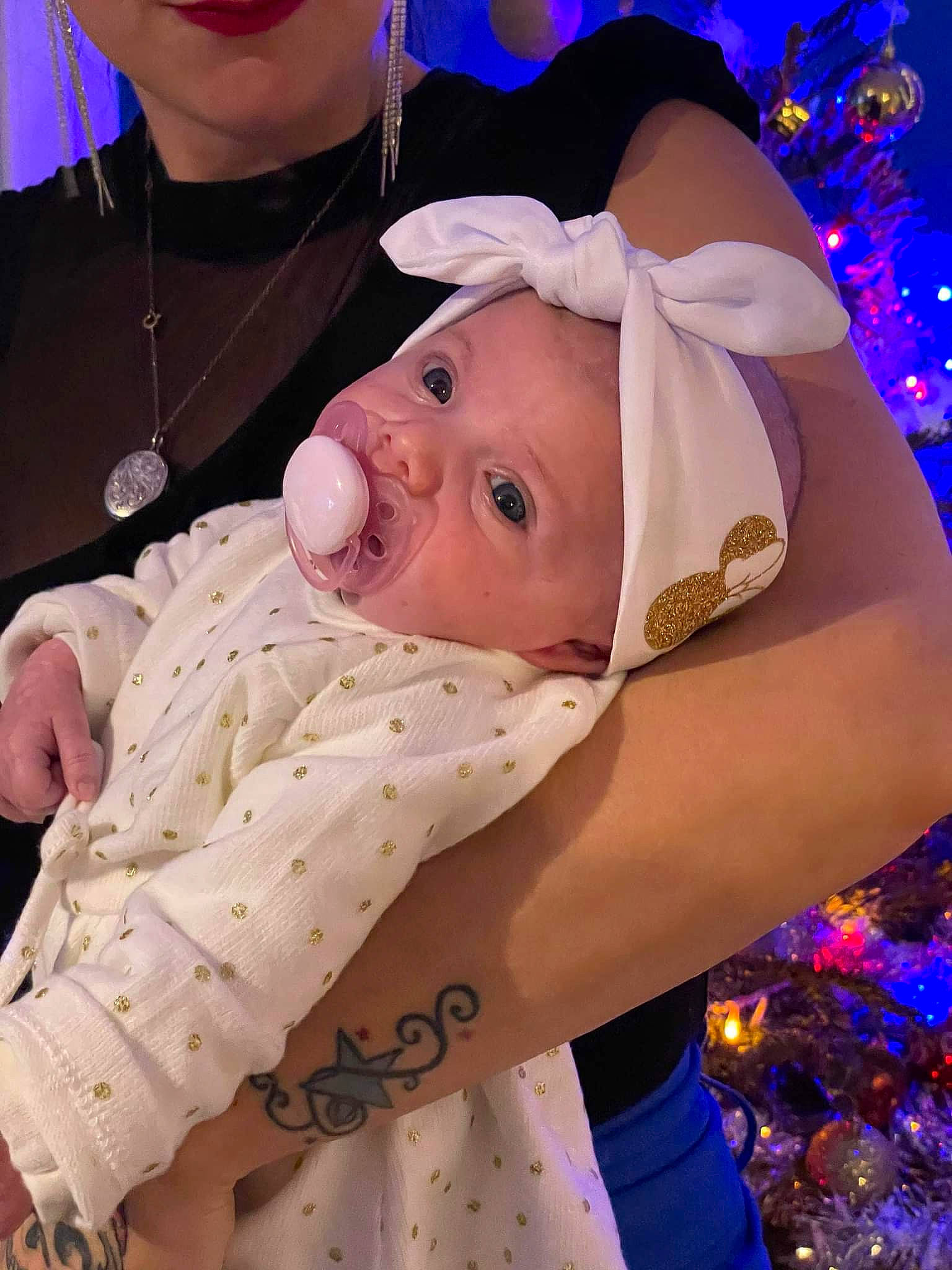 Lylou participe au concours pour gagner de l'argent avec cette photo : arm, baby, baby_sleeping, baby_toddler_clothing, beauty, blue, comfort, face, facial_expression, finger, gesture, happy, hat, headwear, human_body, people, person, pink, purple, skin