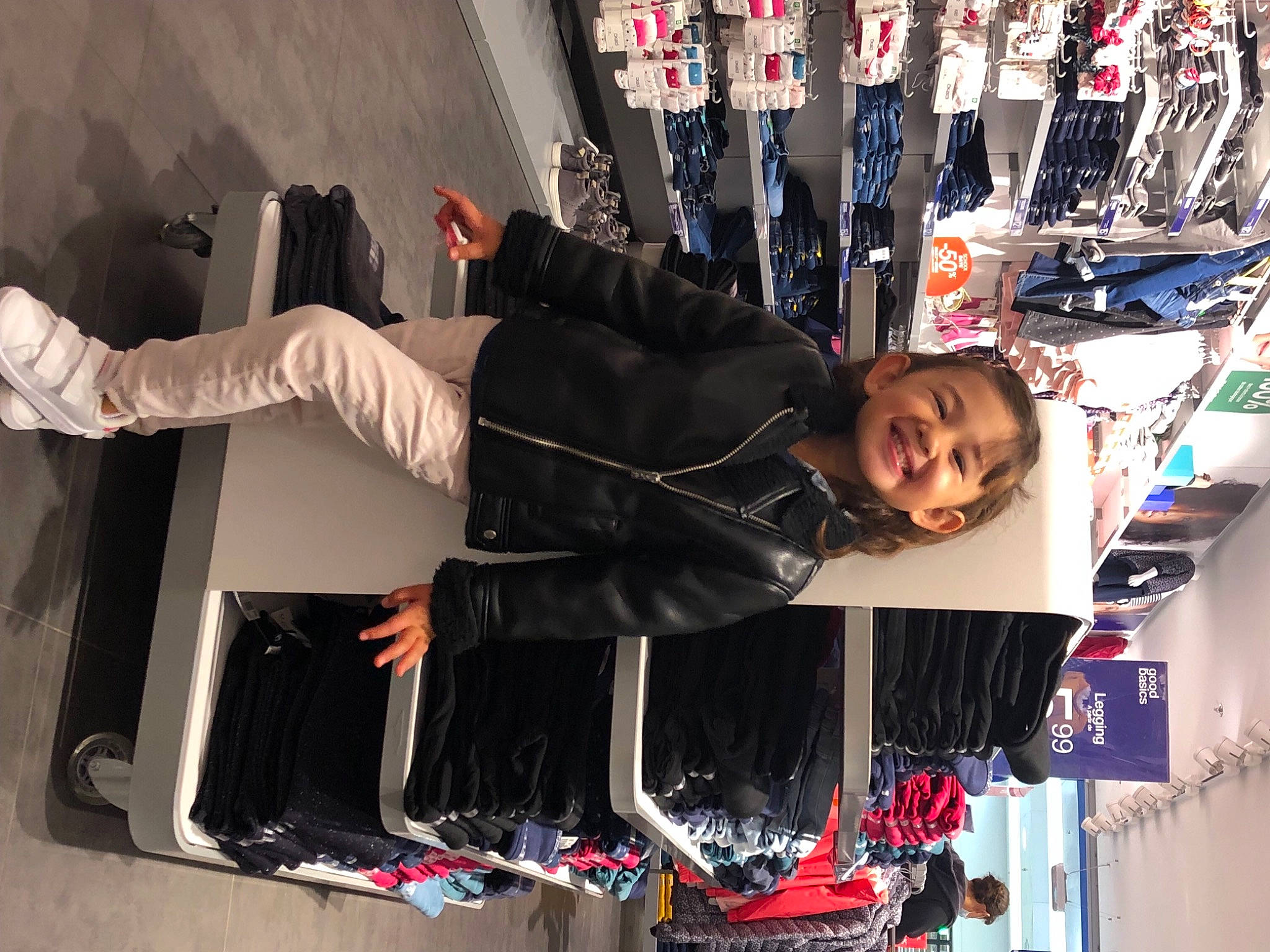 Ema a rejoint le concours — aidez-le/la à gagner de superbes lots ! automotive_design, carmine, engineering, eyewear, joy, outdoor_shoe, person, room, smile, sportswear, street_fashion, t_shirt, walking_shoe, white