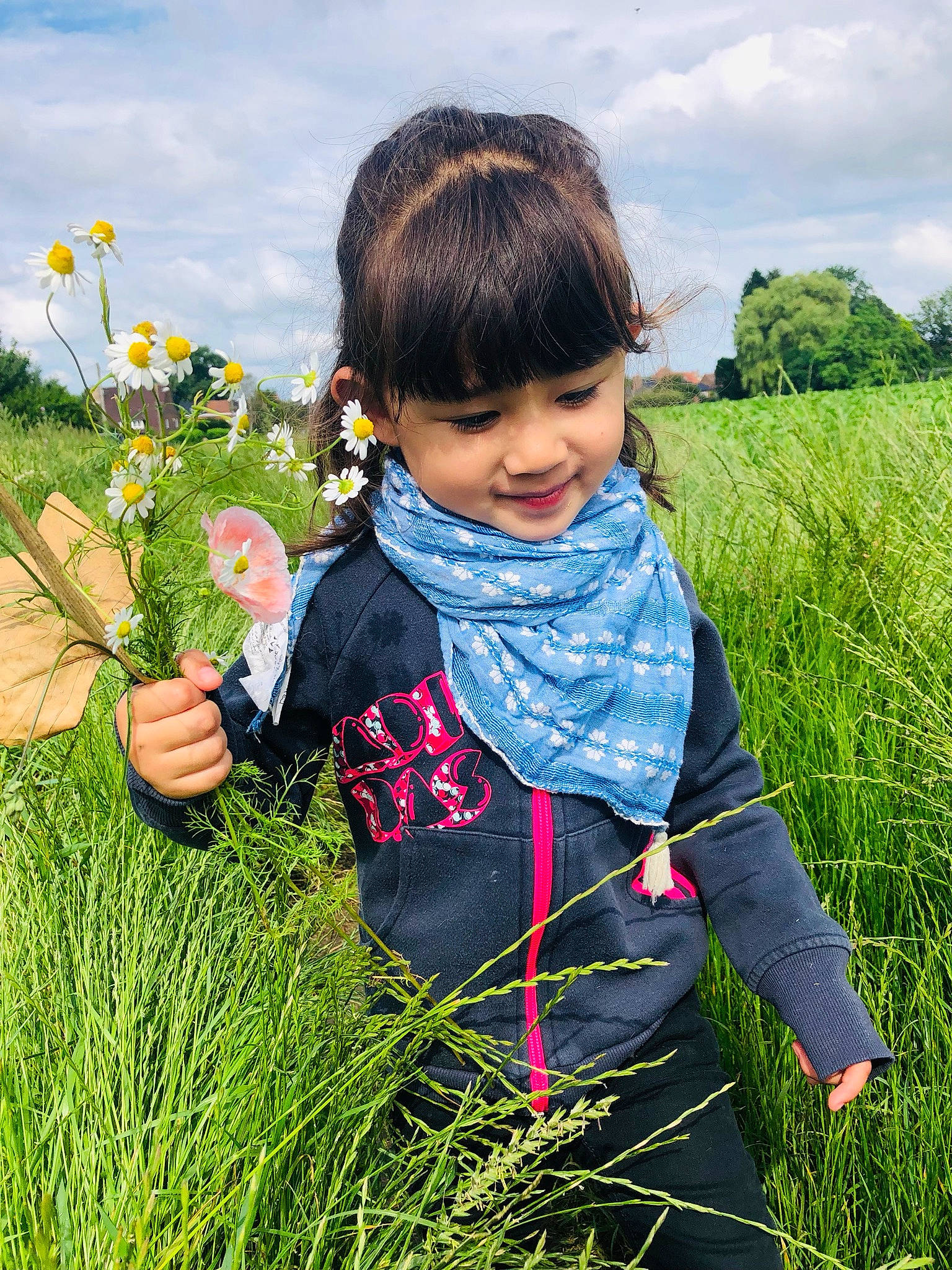 Ema participe au concours pour gagner de l'argent avec cette photo : cloud, flower, fun, grass, grass_family, grassland, happy, iris, jacket, joy, landscape, lawn, leaf, meadow, natural_landscape, people_in_nature, person, plant, prairie, sky