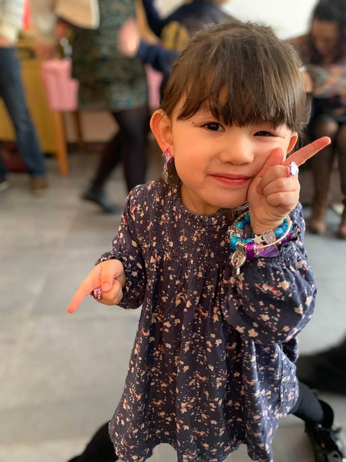 Ema participe au concours pour gagner de l'argent avec cette photo : bangs, child, community, design, event, facial_expression, fashion, fun, gesture, happy, joint, joy, leisure, person, photograph, skin, sleeve, social_group, street_fashion, thumb