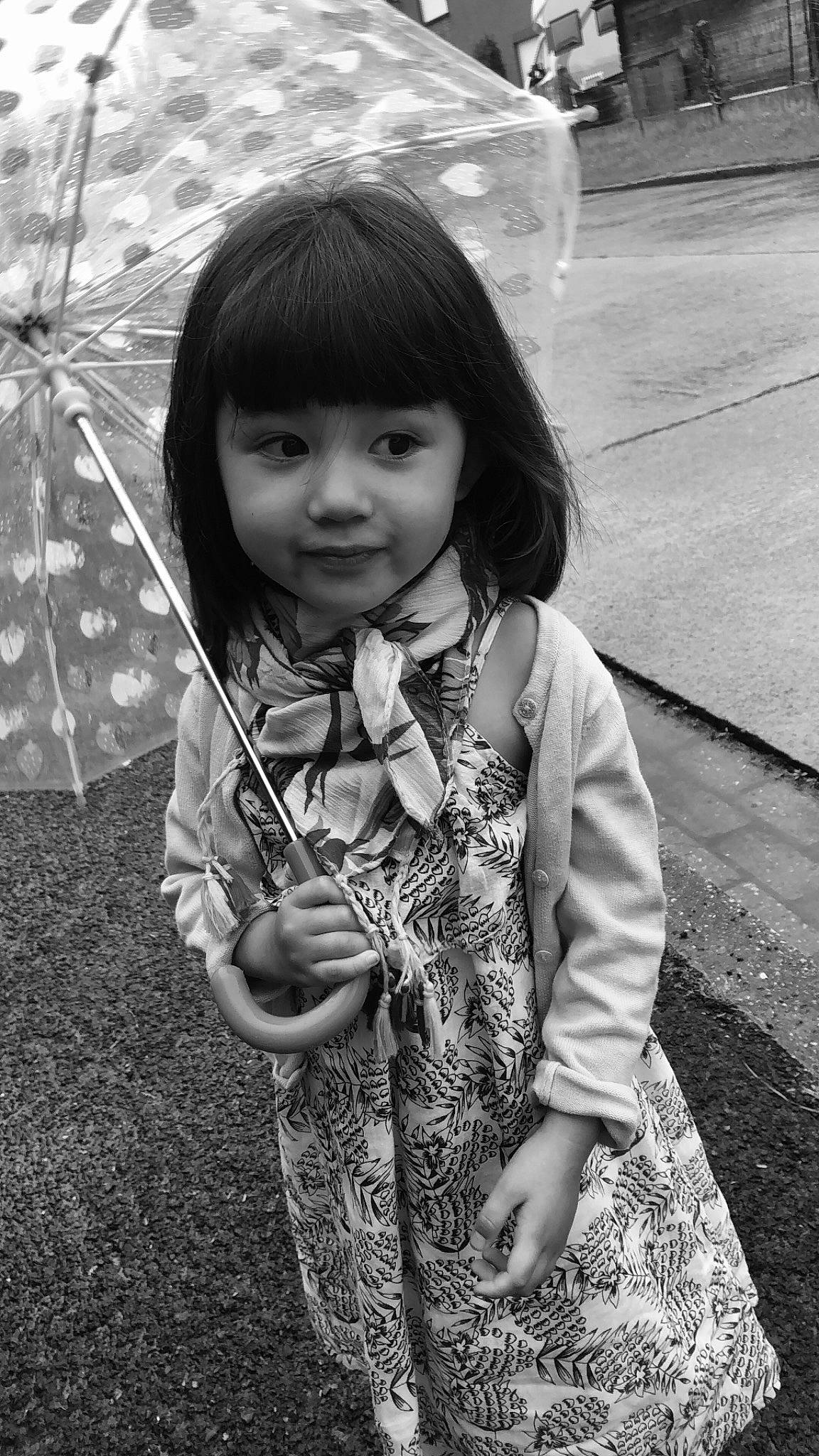 Ema participe au concours pour gagner de l'argent avec cette photo : black, black_and_white, eye, face, flash_photography, gesture, hand, happy, joy, monochrome, monochrome_photography, organ, people, person, photograph, skin, smile, standing, style, toddler