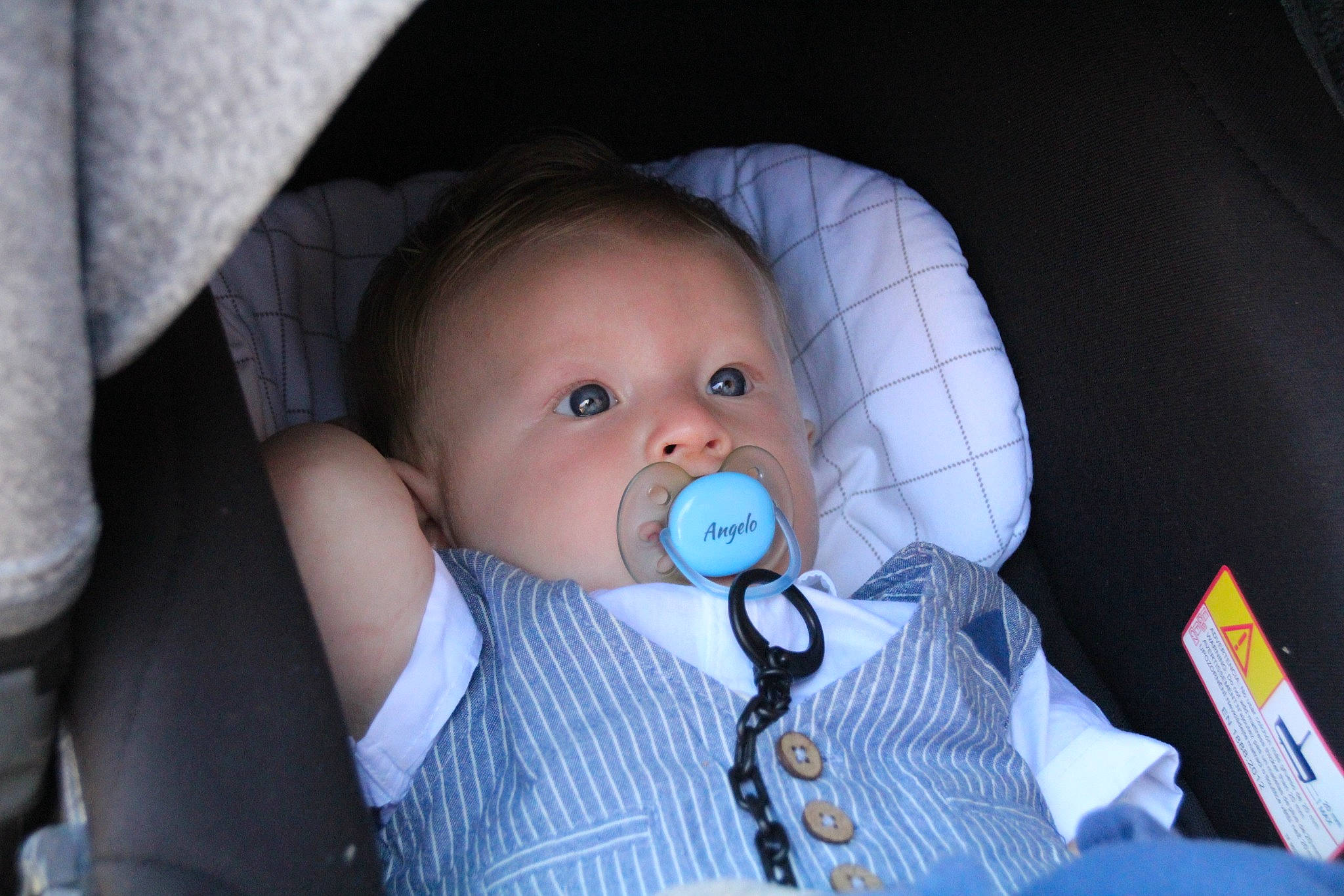 Angelo a rejoint le concours — aidez-le/la à gagner de superbes lots ! baby, baby_carriage, baby_in_car_seat, baby_products, baby_safety, baby_toddler_clothing, cheek, child, chin, comfort, finger, infant_bed, iris, linens, nail, person, sitting, toddler