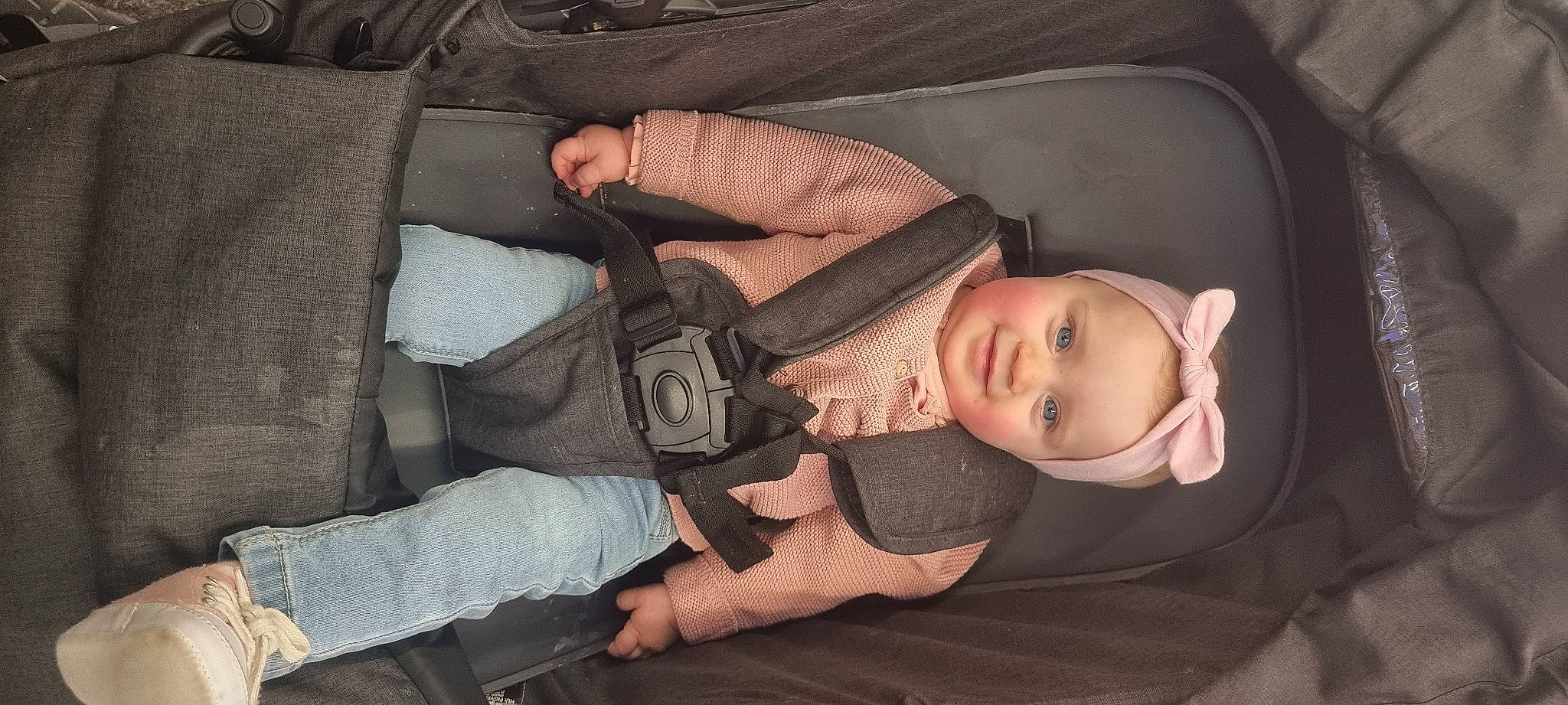 Ambre a rejoint le concours — aidez-le/la à gagner de superbes lots ! auto_part, baby, baby_carriage, baby_products, baby_toddler_clothing, backpack, bag, car_seat, cheek, child, comfort, fun, headwear, joy, lap, luggage_and_bags, luxury_vehicle, mouth, person, sitting