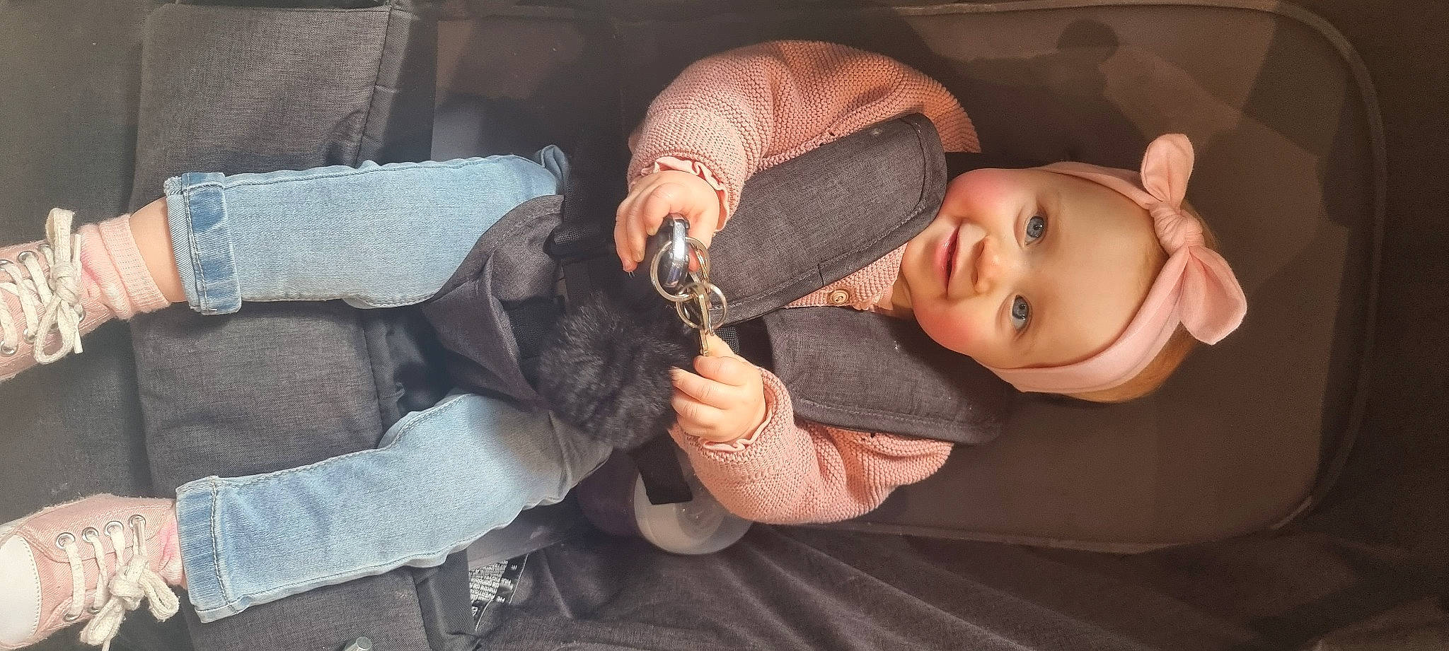 Ambre a rejoint le concours — aidez-le/la à gagner de superbes lots ! arm, audio_equipment, auto_part, car_seat, child, comfort, companion_dog, dog_breed, elbow, finger, fur, hand, headwear, human_leg, joy, lap, nail, person, sitting, skin