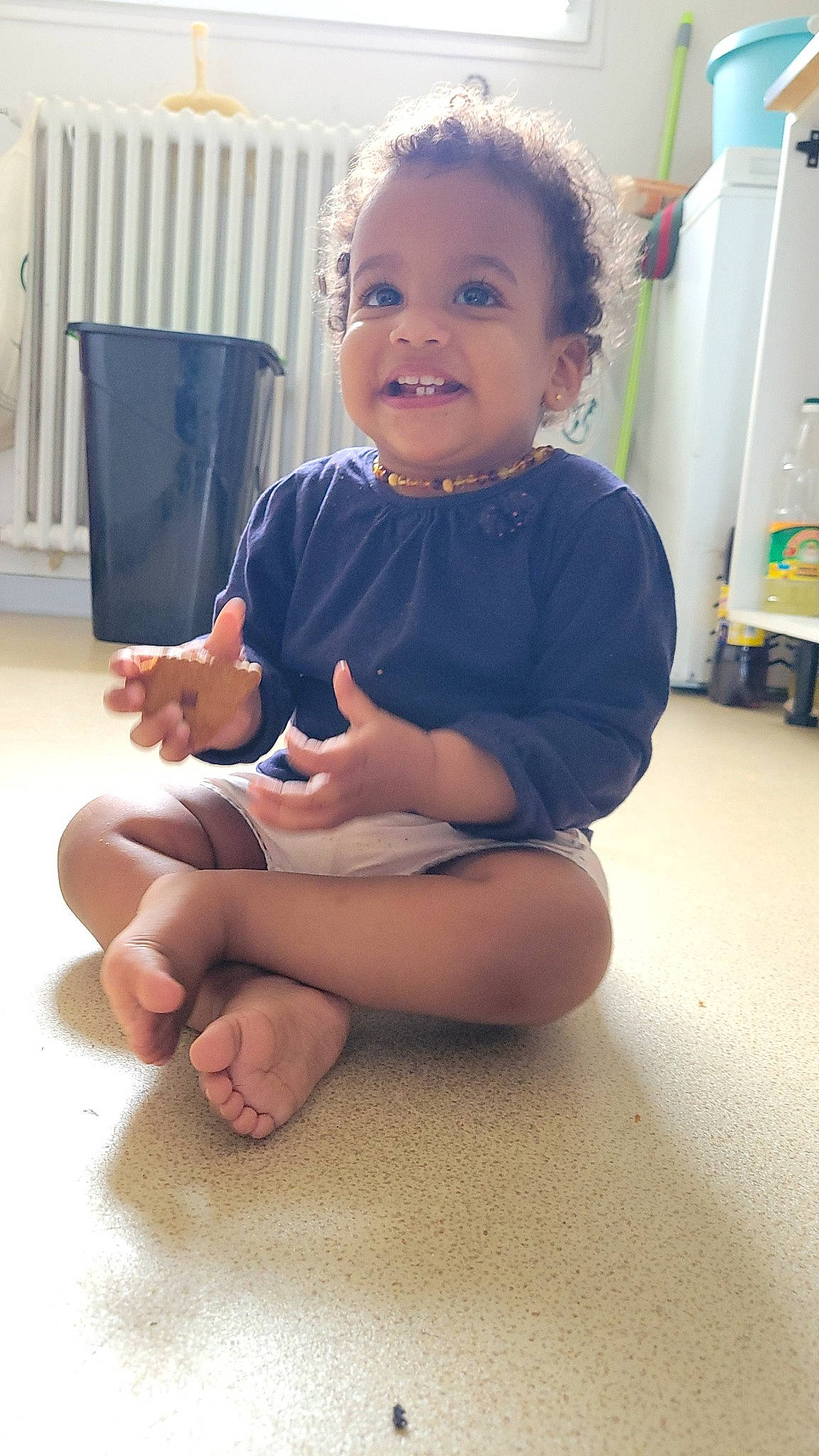 Shendyïa participe au concours pour gagner de l'argent avec cette photo : baby, baby_toddler_clothing, cheek, eye, finger, floor, flooring, gesture, hairstyle, hand, happy, joint, joy, knee, person, skin, sleeve, smile, thigh, thumb