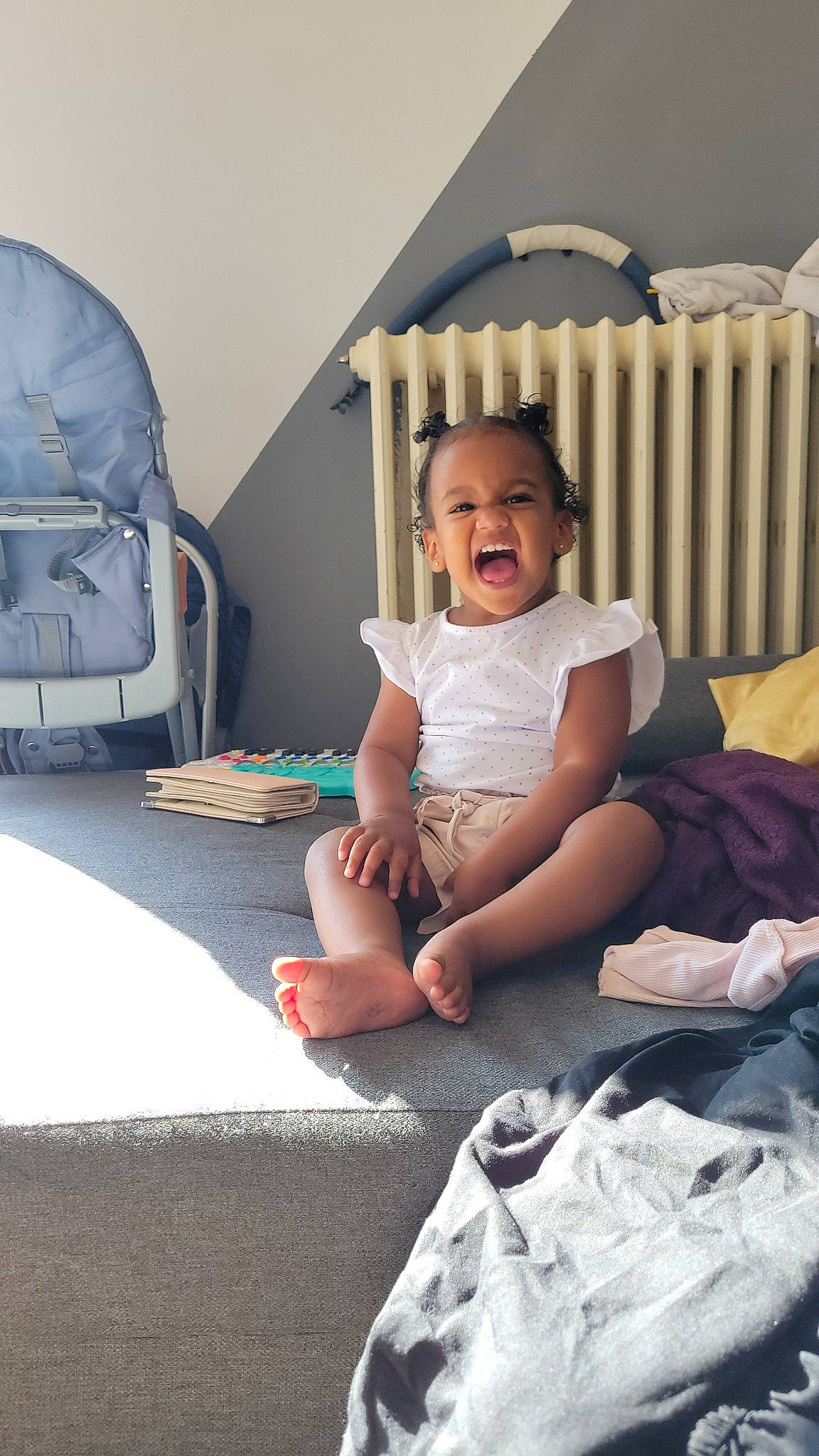 Shendyïa a rejoint le concours — aidez-le/la à gagner de superbes lots ! baby, baby_toddler_clothing, child, comfort, flooring, fun, happy, human_leg, knee, leisure, person, product, room, shorts, sitting, sock, t_shirt, toddler, vacation, vehicle_door