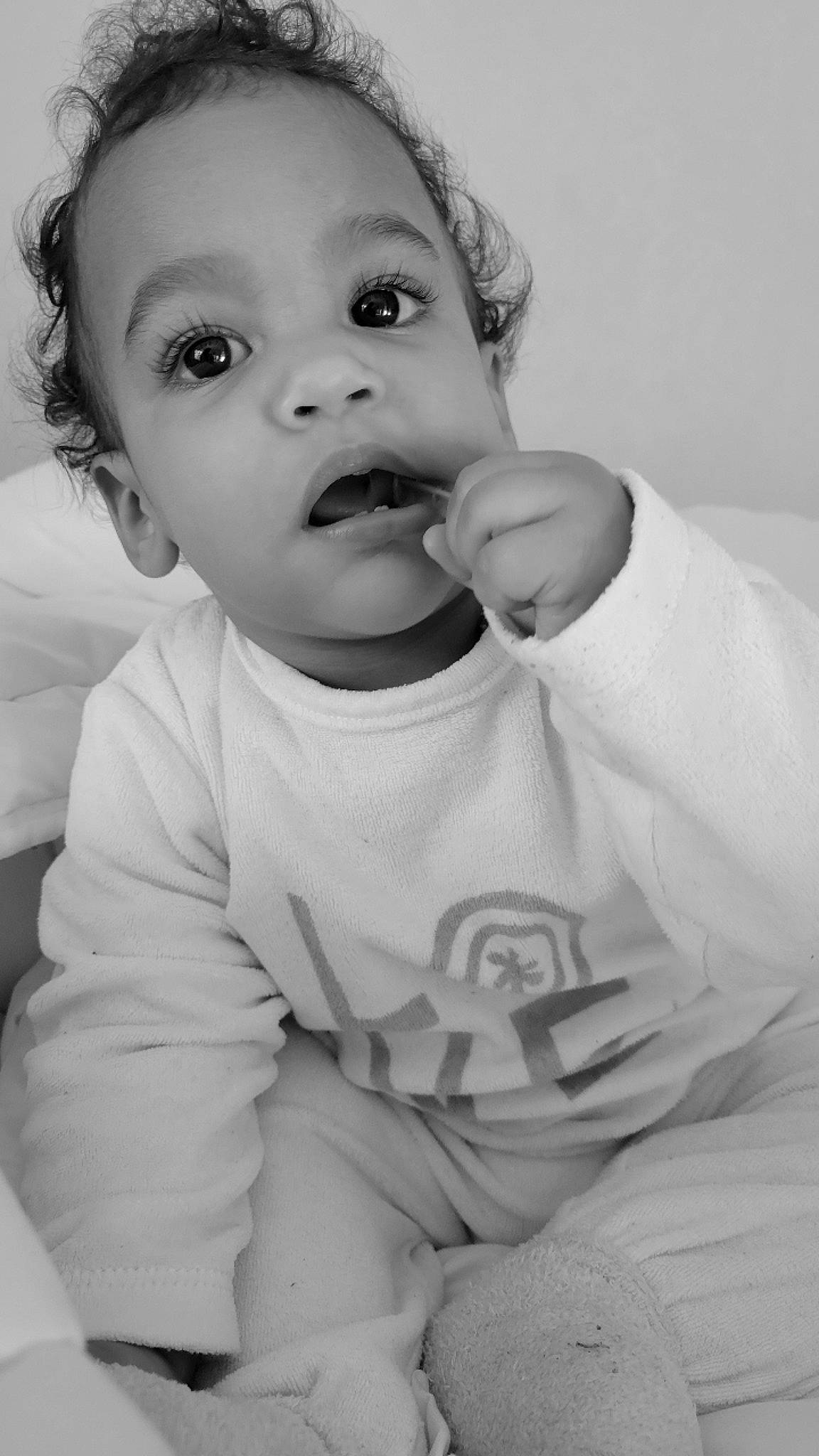 Shendyïa a rejoint le concours — aidez-le/la à gagner de superbes lots ! arm, black, cheek, chin, ear, eye, eyebrow, eyelash, face, hand, happy, head, human_body, lip, mouth, nose, person, photograph, skin, sleeve