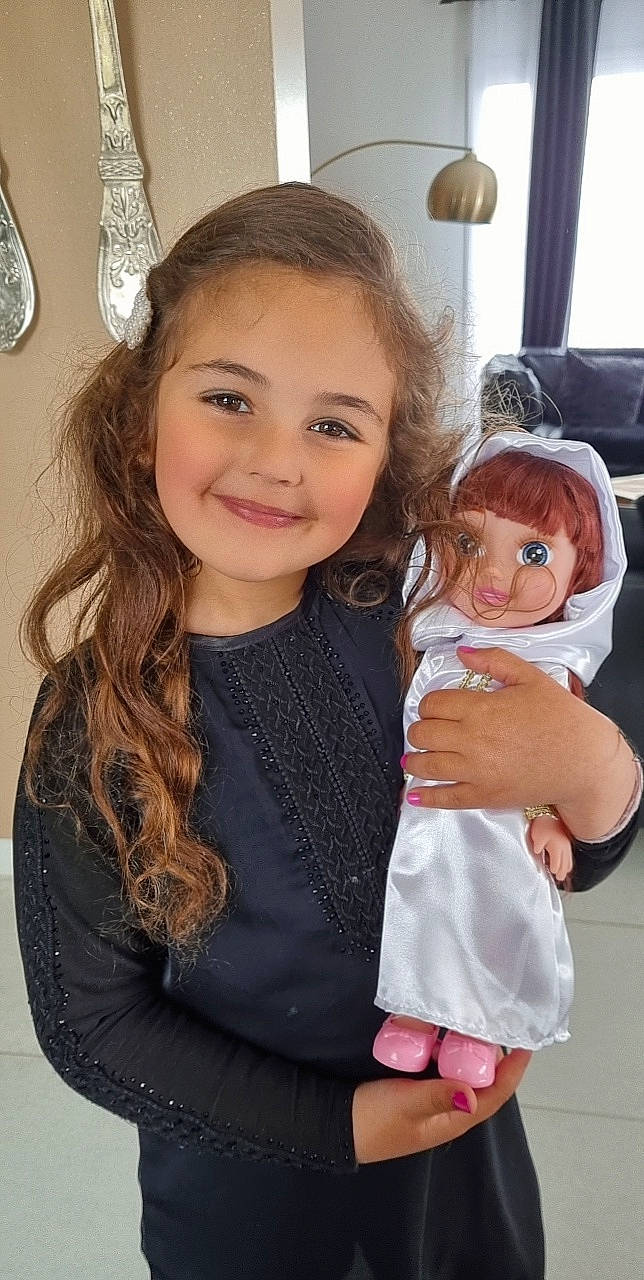 Jalyah participe au concours pour gagner de l'argent avec cette photo : baby_toddler_clothing, blond, brown_hair, cheek, child, eyelash, fun, gesture, hairstyle, happy, iris, jewellery, joy, lip, long_hair, person, skin, sleeve, smile, standing