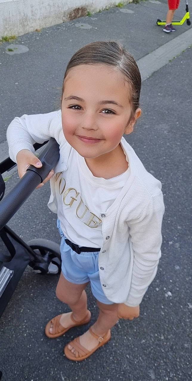 Jalyah a rejoint le concours — aidez-le/la à gagner de superbes lots ! asphalt, cheek, child, cool, electric_blue, eye, fun, gesture, hairstyle, happy, human_leg, joint, joy, leisure, person, recreation, shorts, sitting, skin, smile