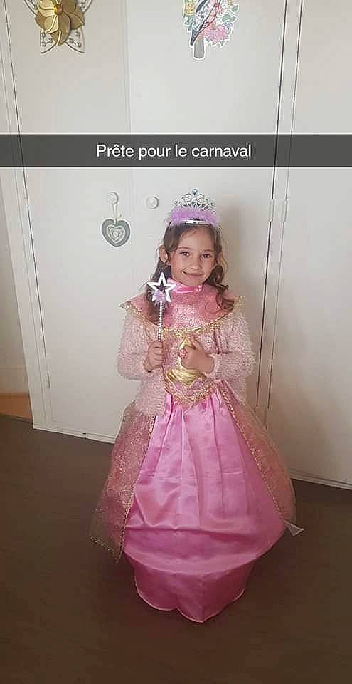 Emma participe au concours pour gagner de l'argent avec cette photo : baby_toddler_clothing, child, costume, day_dress, door, dress, embellishment, event, fashion_accessory, fashion_design, fun, happy, joy, magenta, one_piece_garment, peach, person, pink, room, sleeve